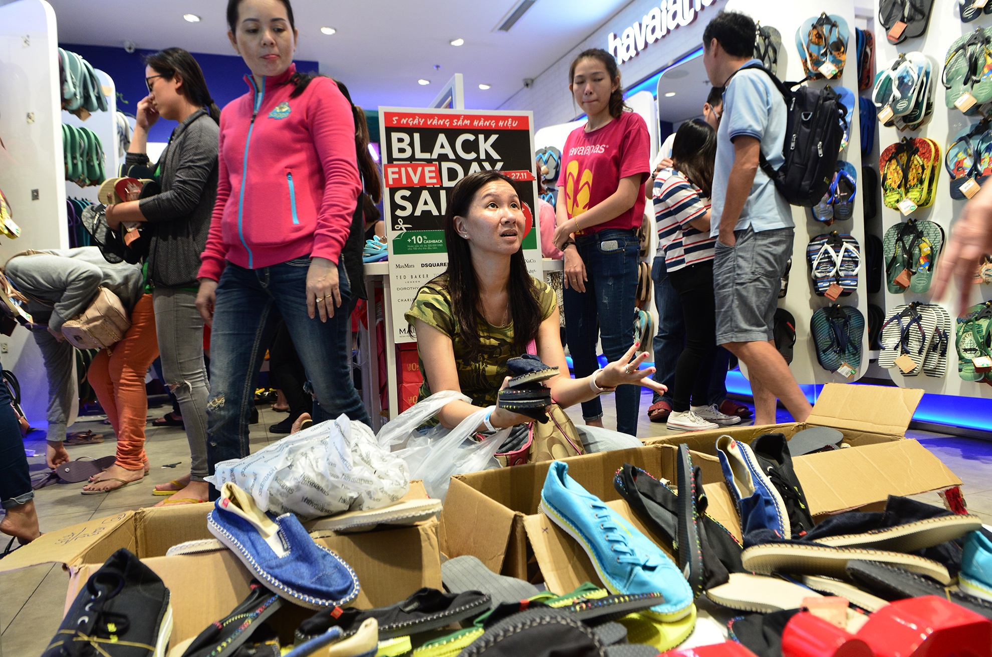 Nguoi Sai Gon do ve TTTM sam hang giam gia ngay Bl anh 12