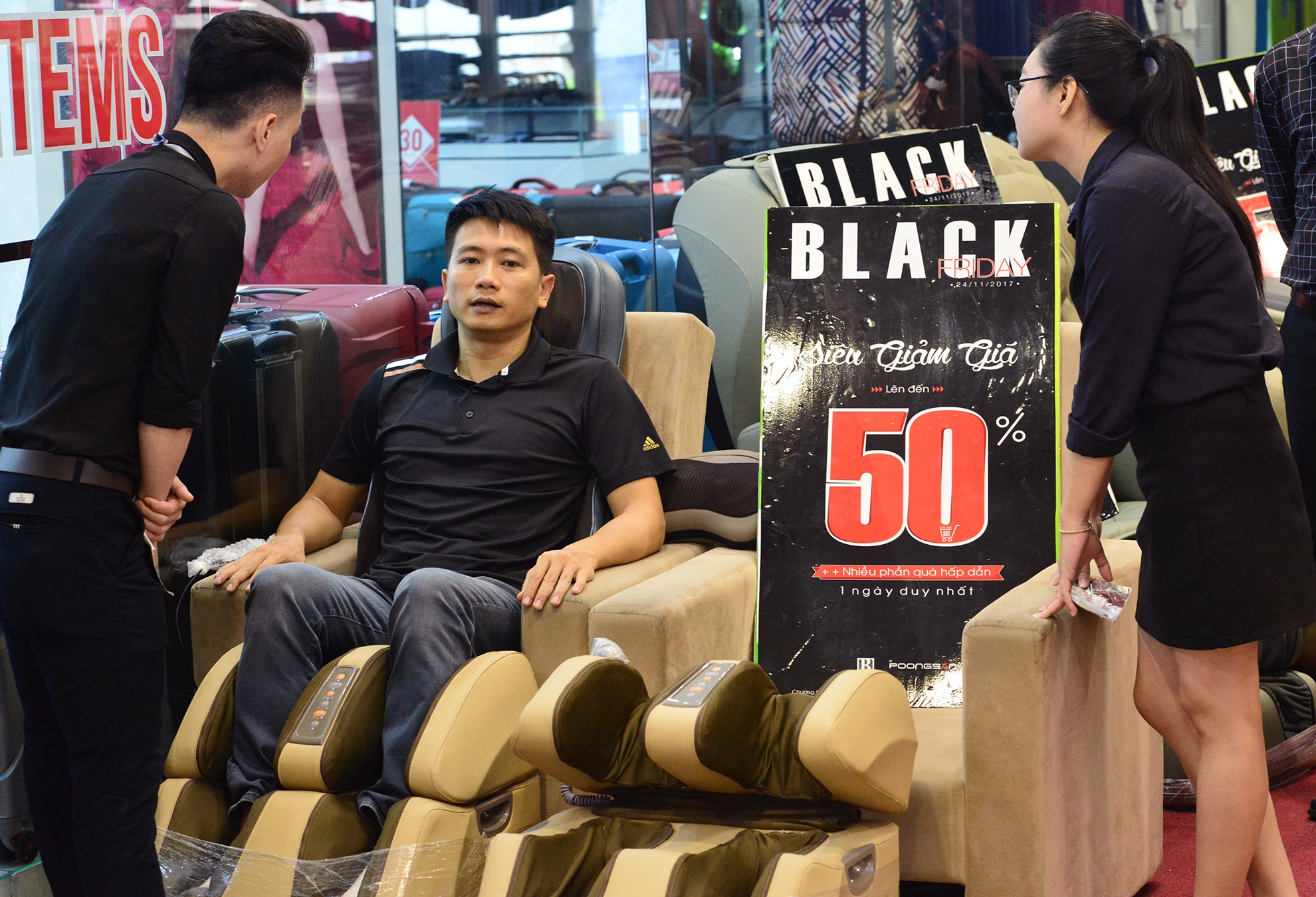 Nguoi Sai Gon do ve TTTM sam hang giam gia ngay Bl anh 14