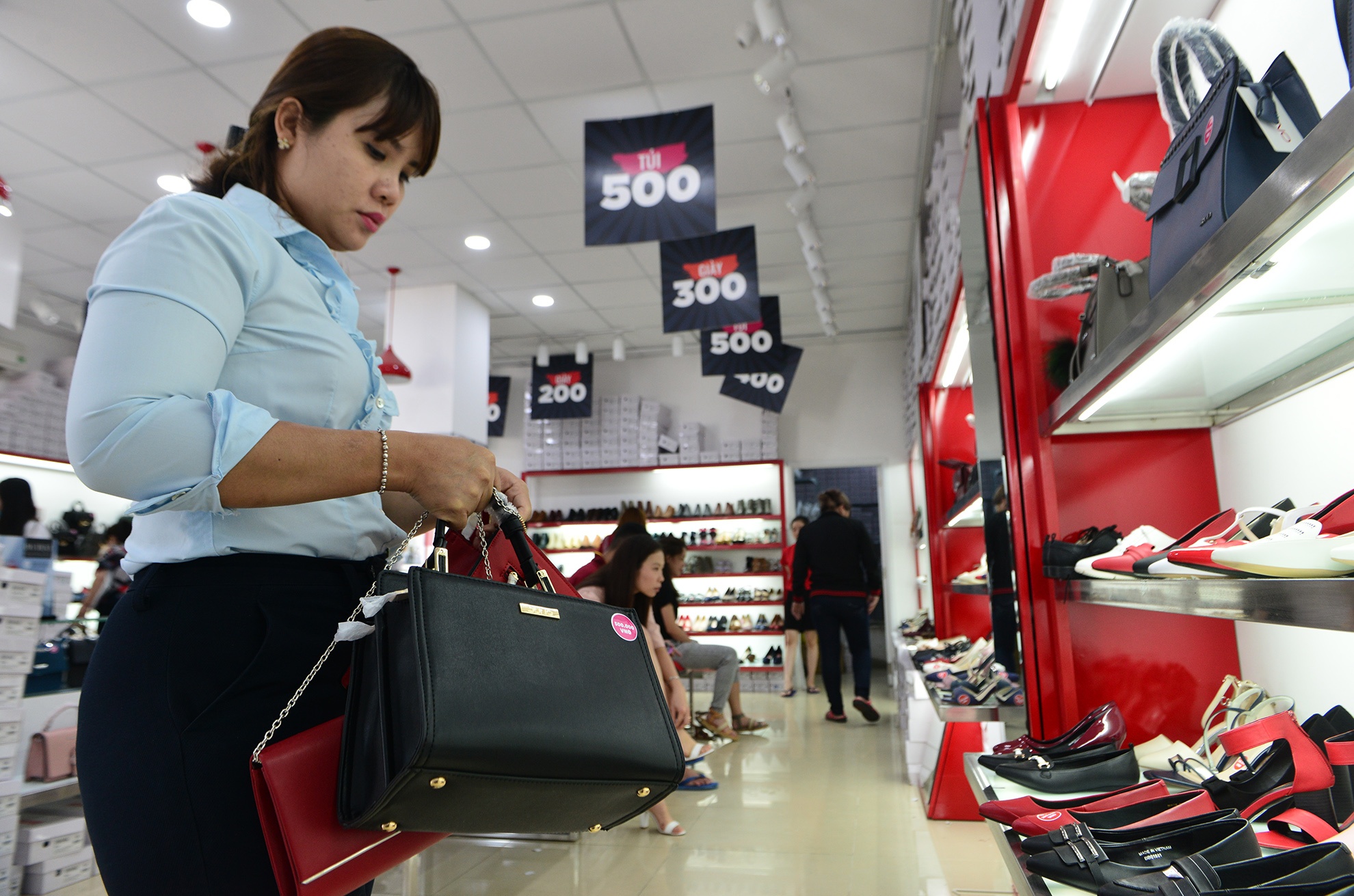 Nguoi Sai Gon do ve TTTM sam hang giam gia ngay Bl anh 15