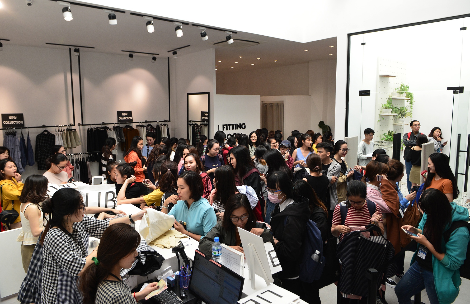 Nguoi Sai Gon do ve TTTM sam hang giam gia ngay Bl anh 16