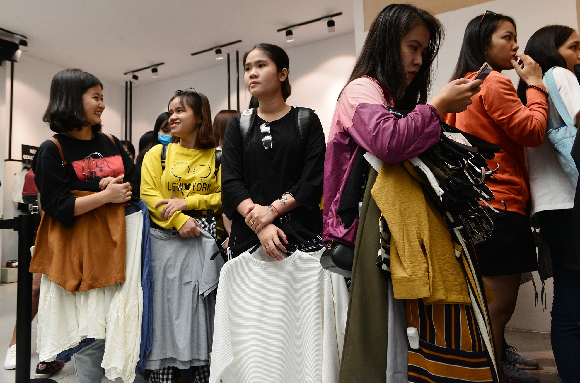 Nguoi Sai Gon do ve TTTM sam hang giam gia ngay Bl anh 17