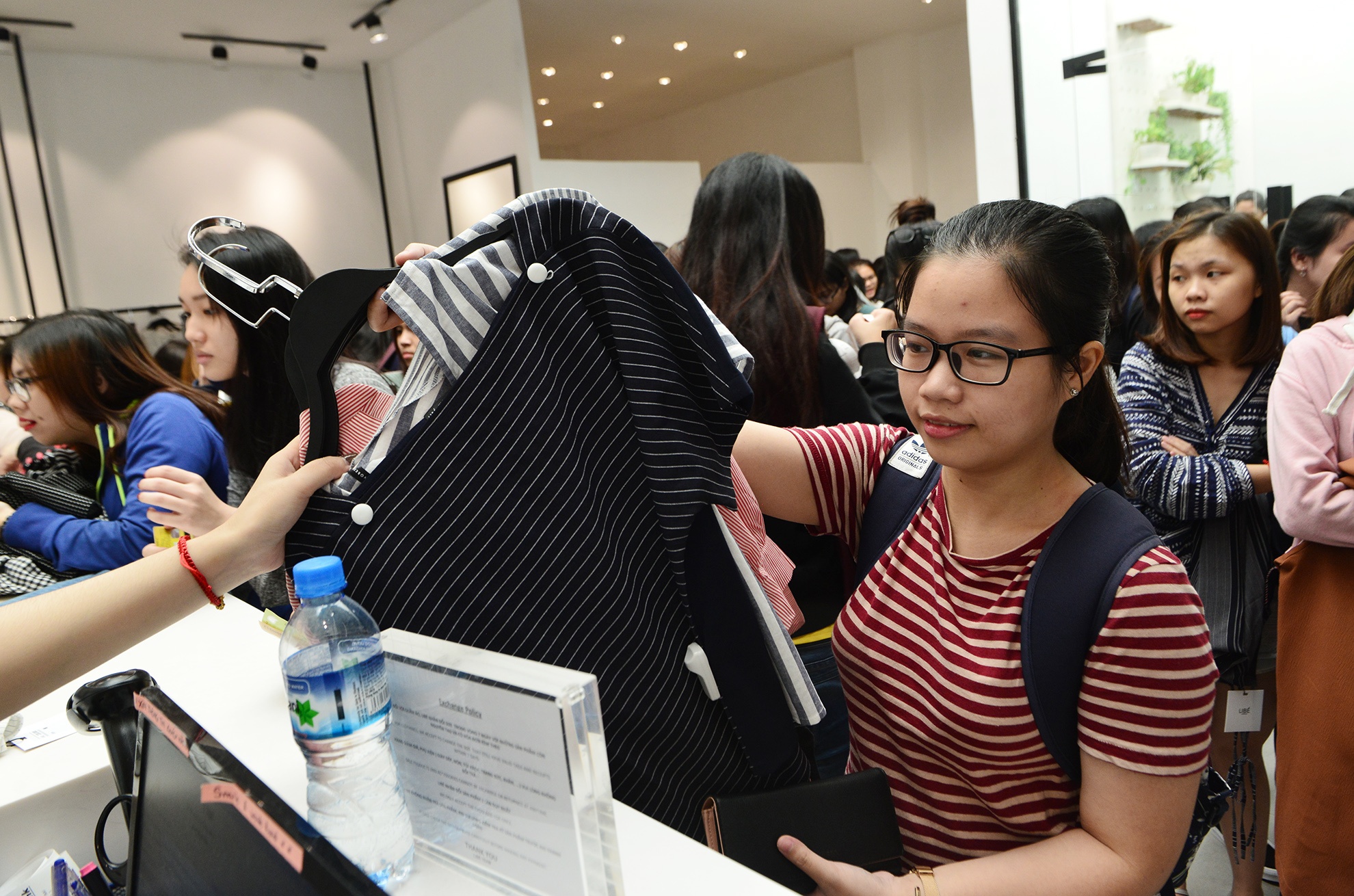 Nguoi Sai Gon do ve TTTM sam hang giam gia ngay Bl anh 19