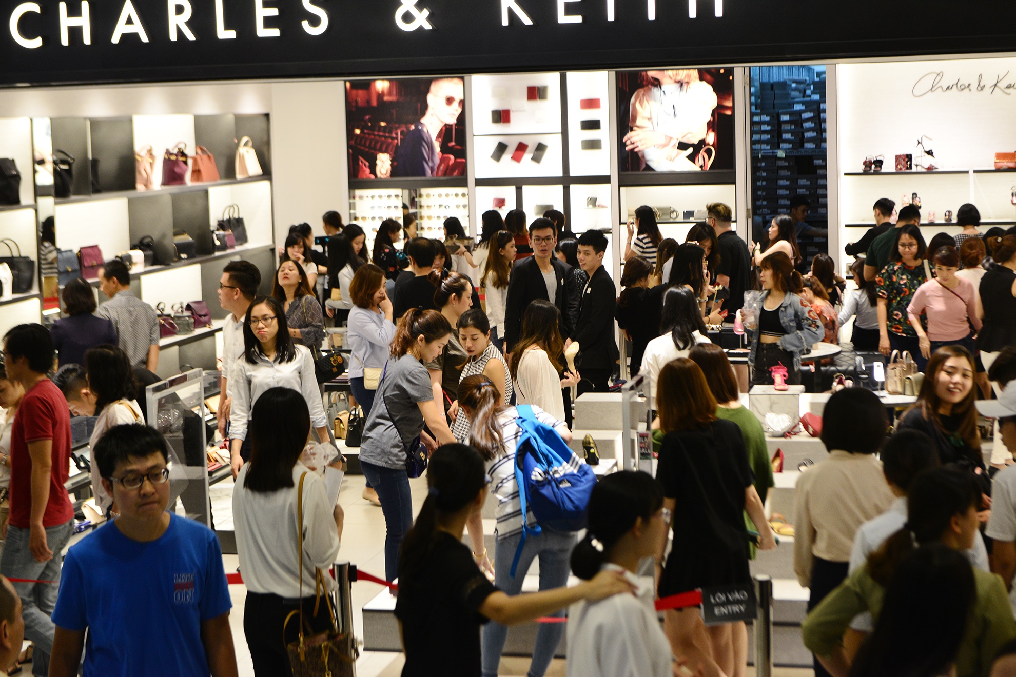 Nguoi Sai Gon do ve TTTM sam hang giam gia ngay Bl anh 3