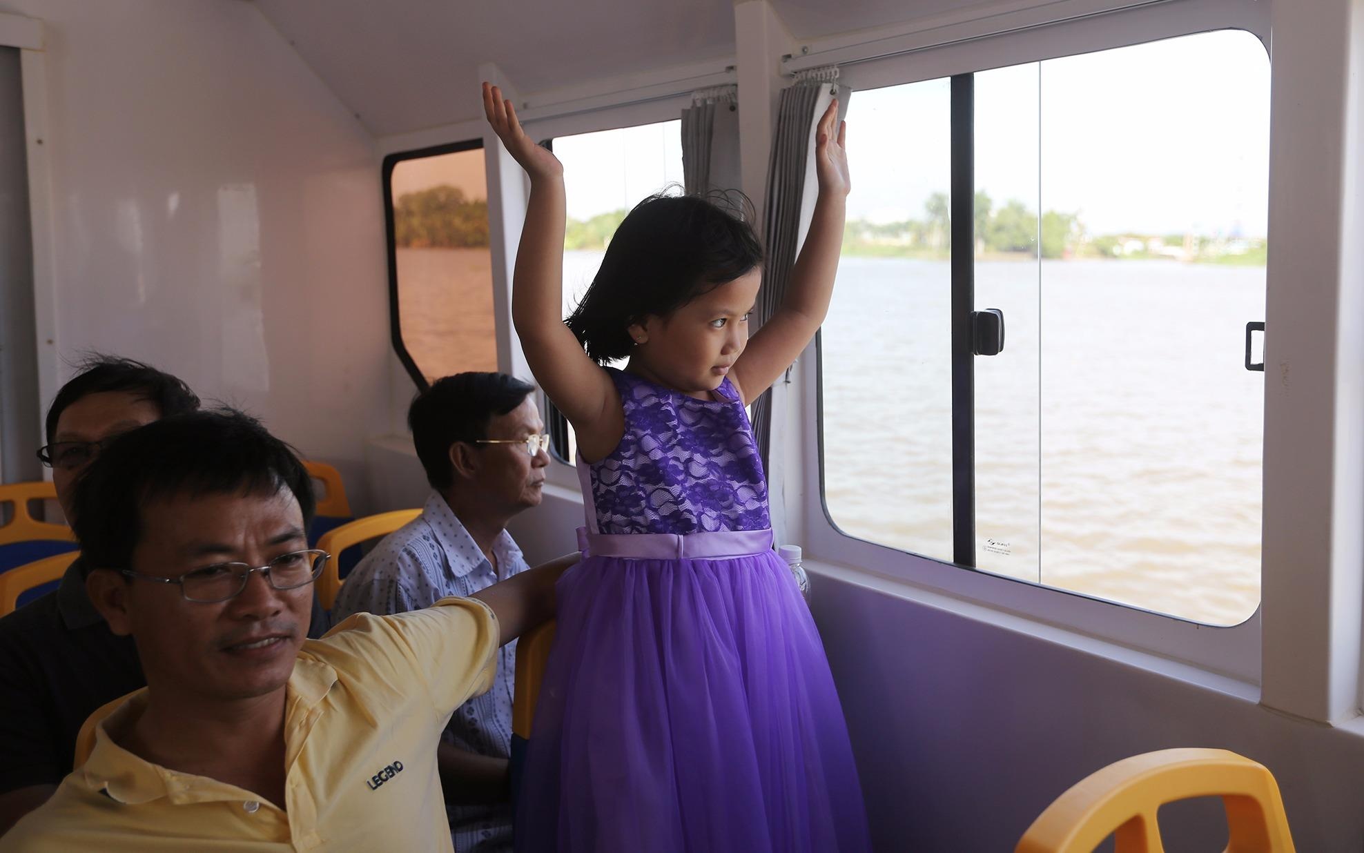 Nguoi Sai Gon xep hang trai nghiem buyt song ngay dau van hanh hinh anh