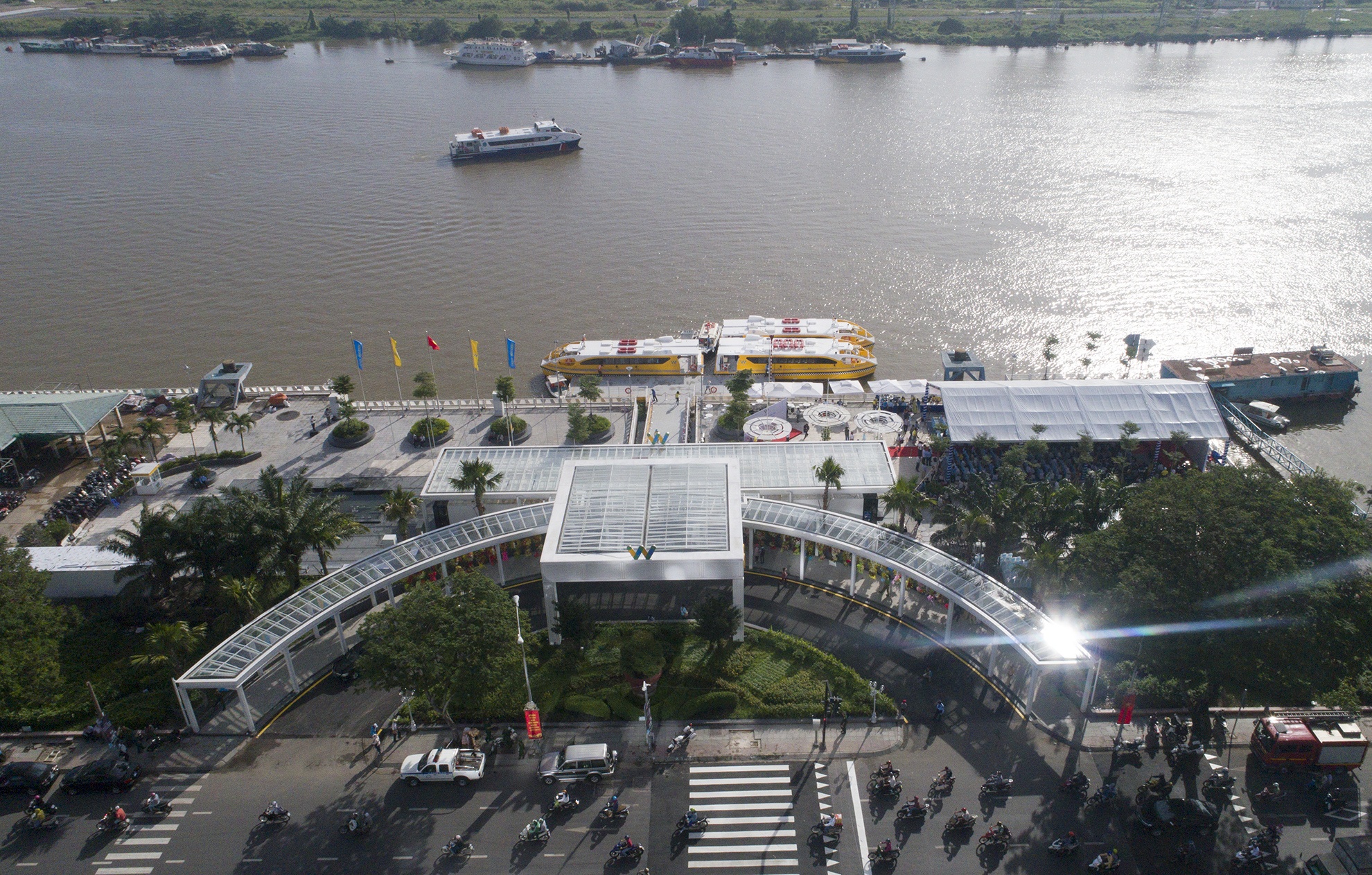 ngay dau van hanh buyt song o Sai Gon anh 1