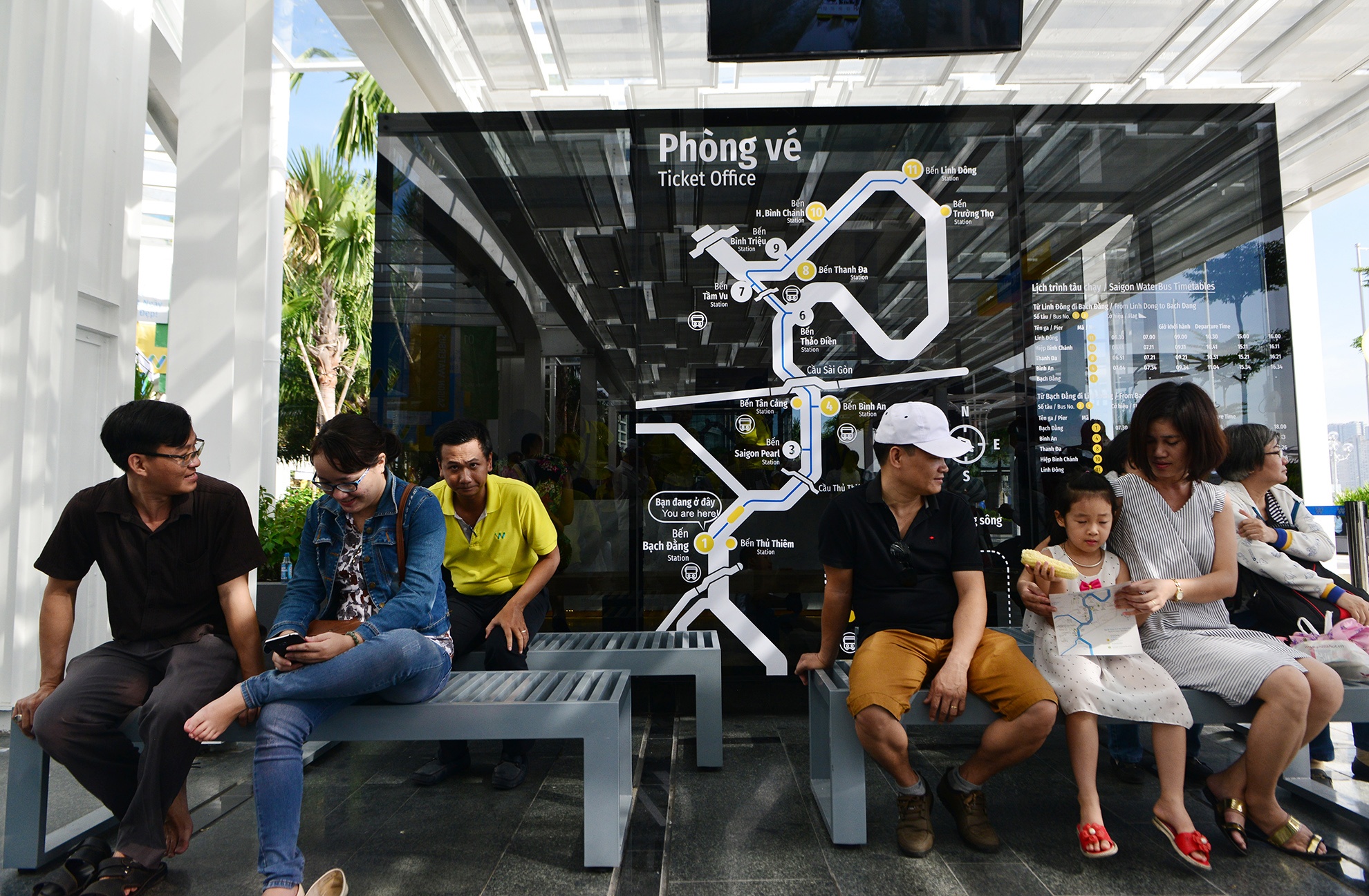 ngay dau van hanh buyt song o Sai Gon anh 17