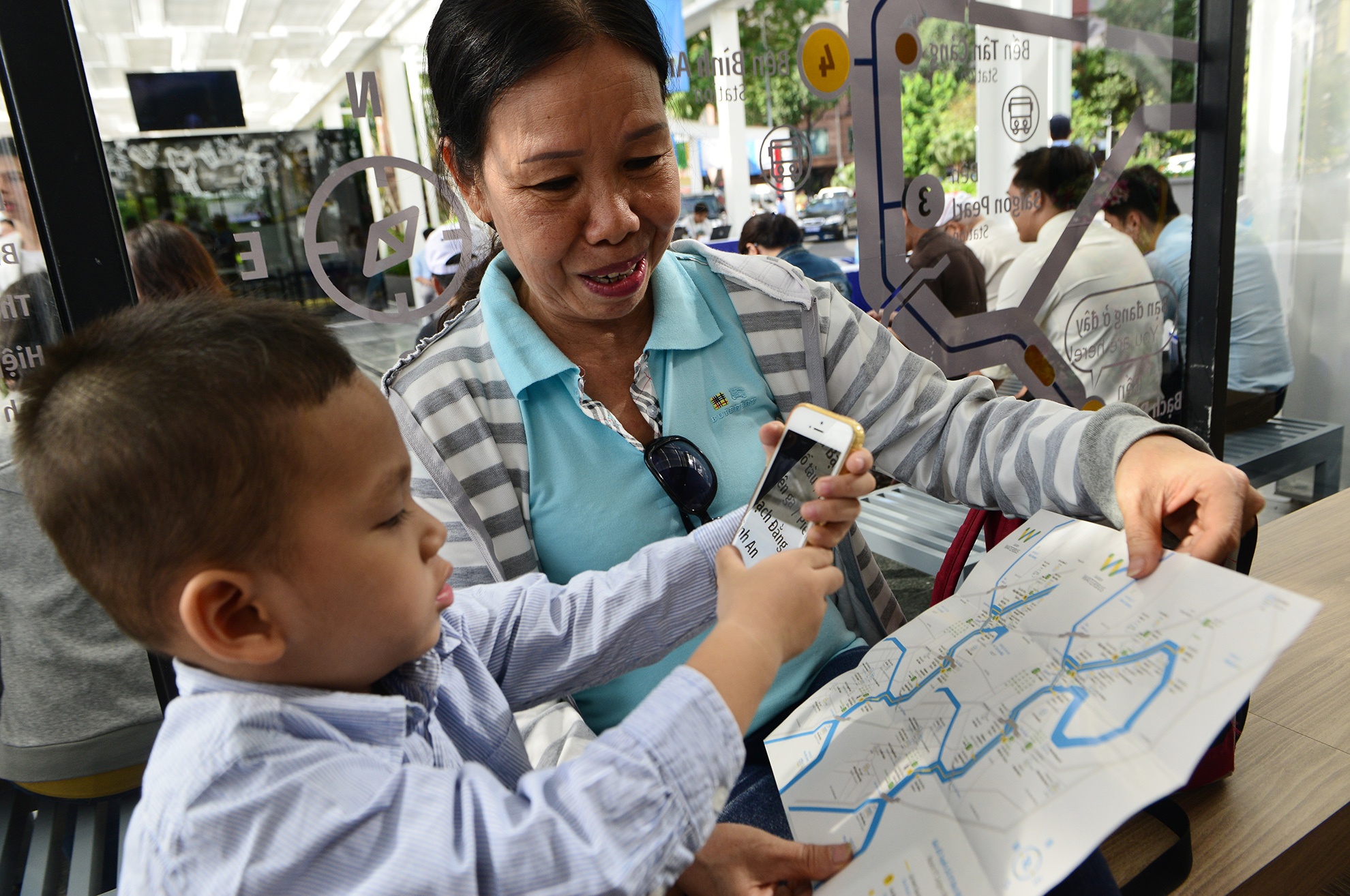 ngay dau van hanh buyt song o Sai Gon anh 18