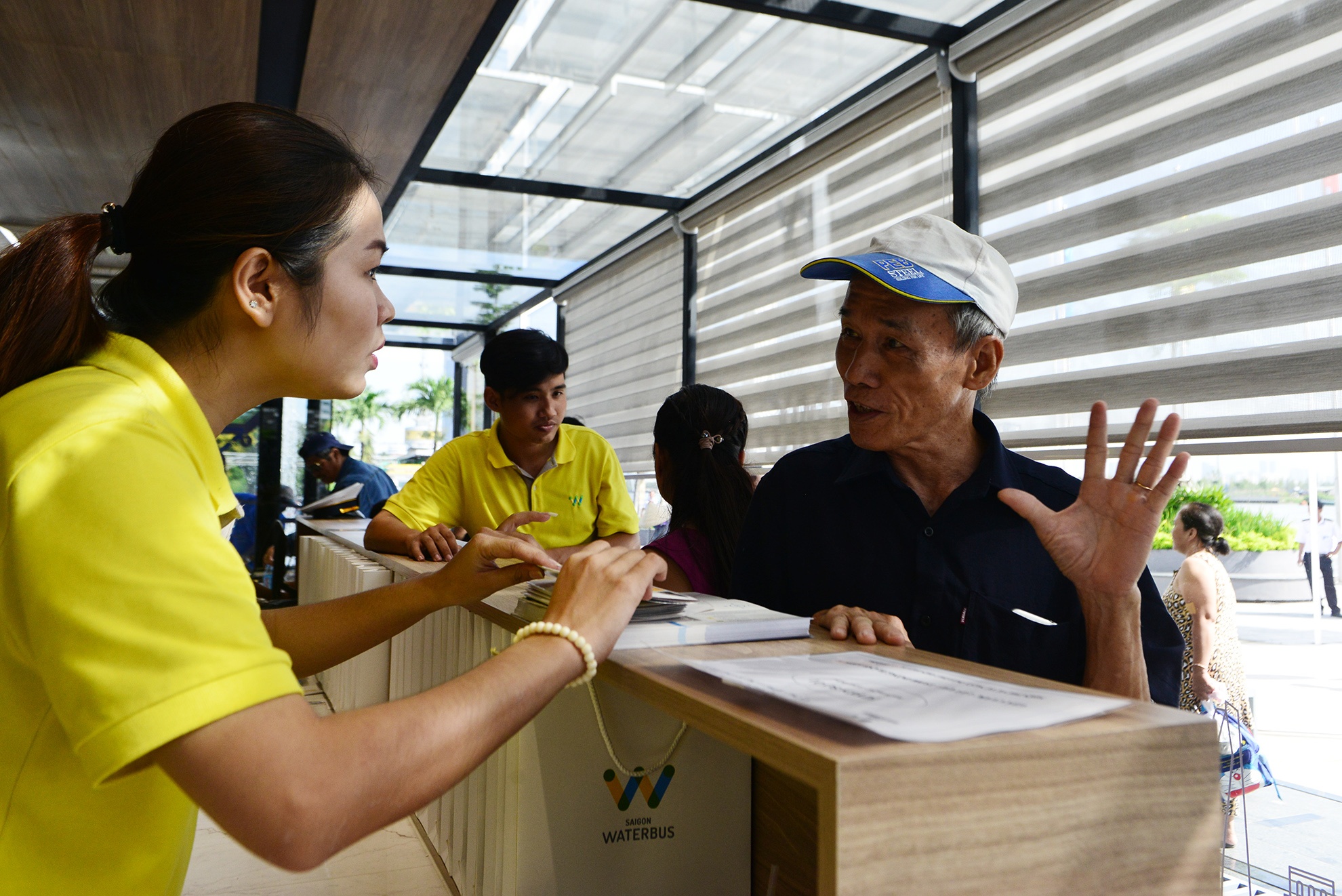 ngay dau van hanh buyt song o Sai Gon anh 19