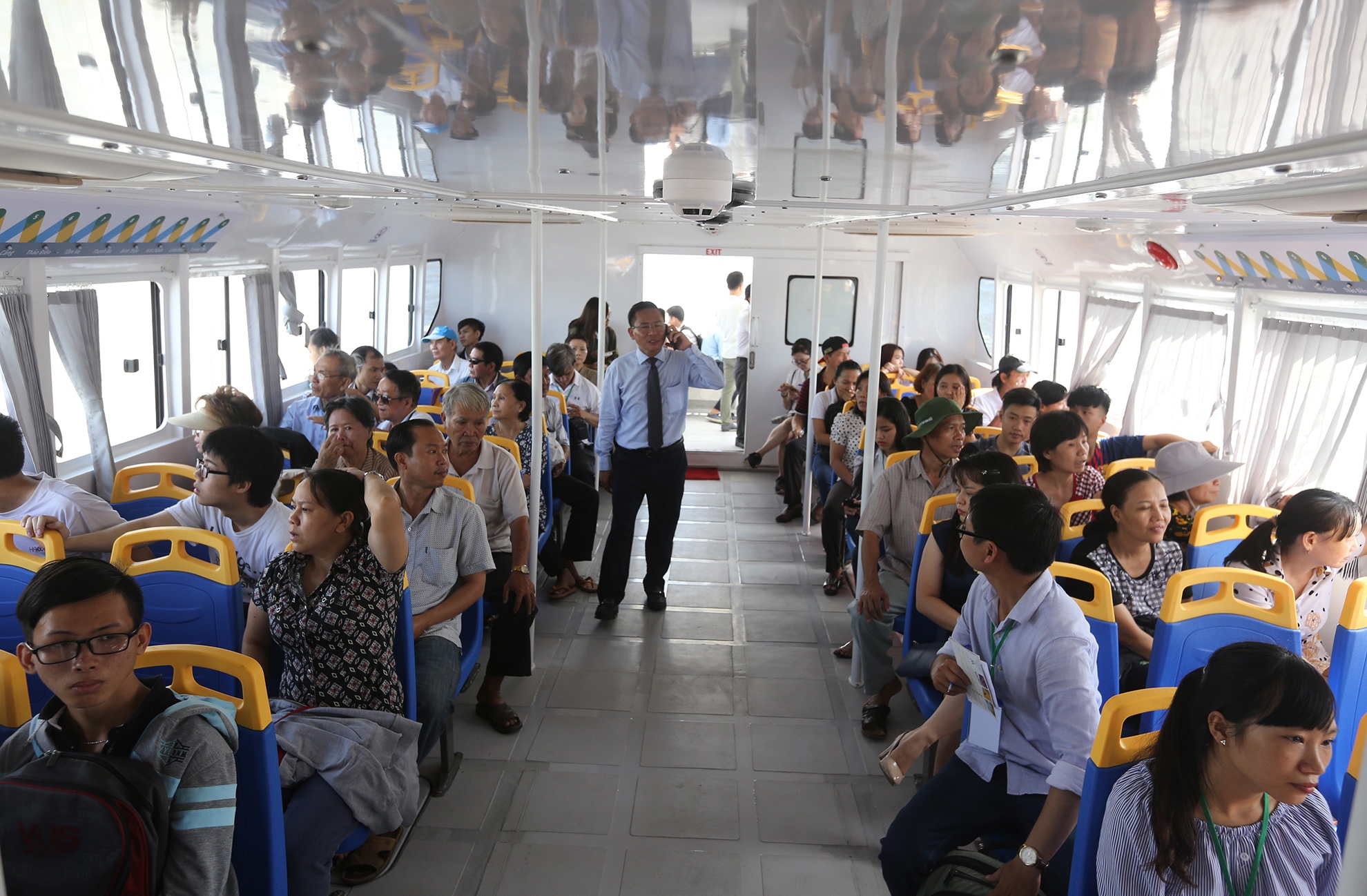 ngay dau van hanh buyt song o Sai Gon anh 12