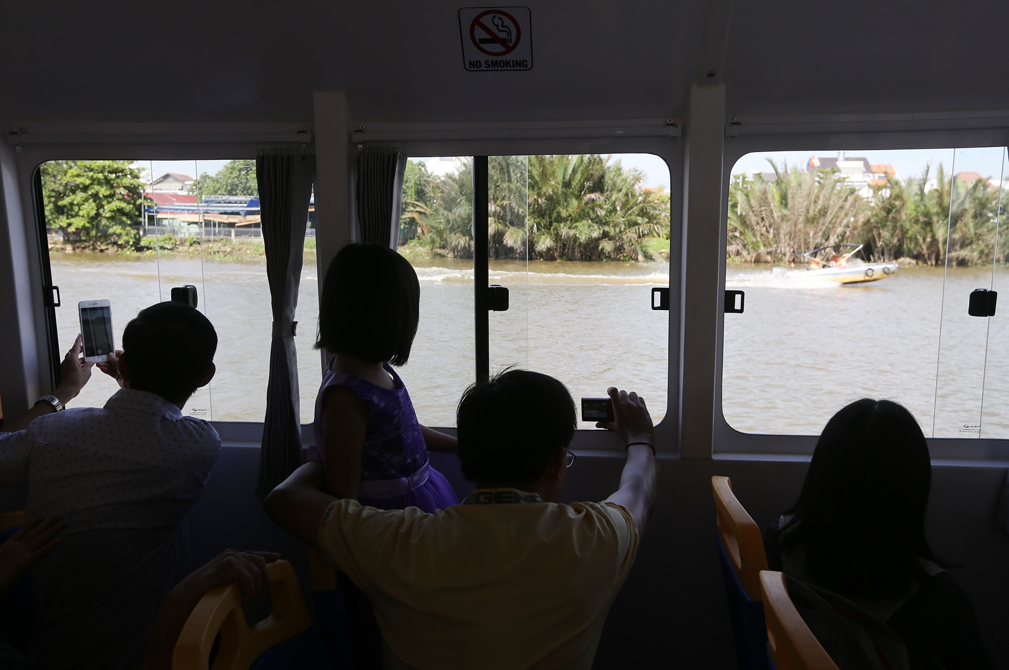 ngay dau van hanh buyt song o Sai Gon anh 13