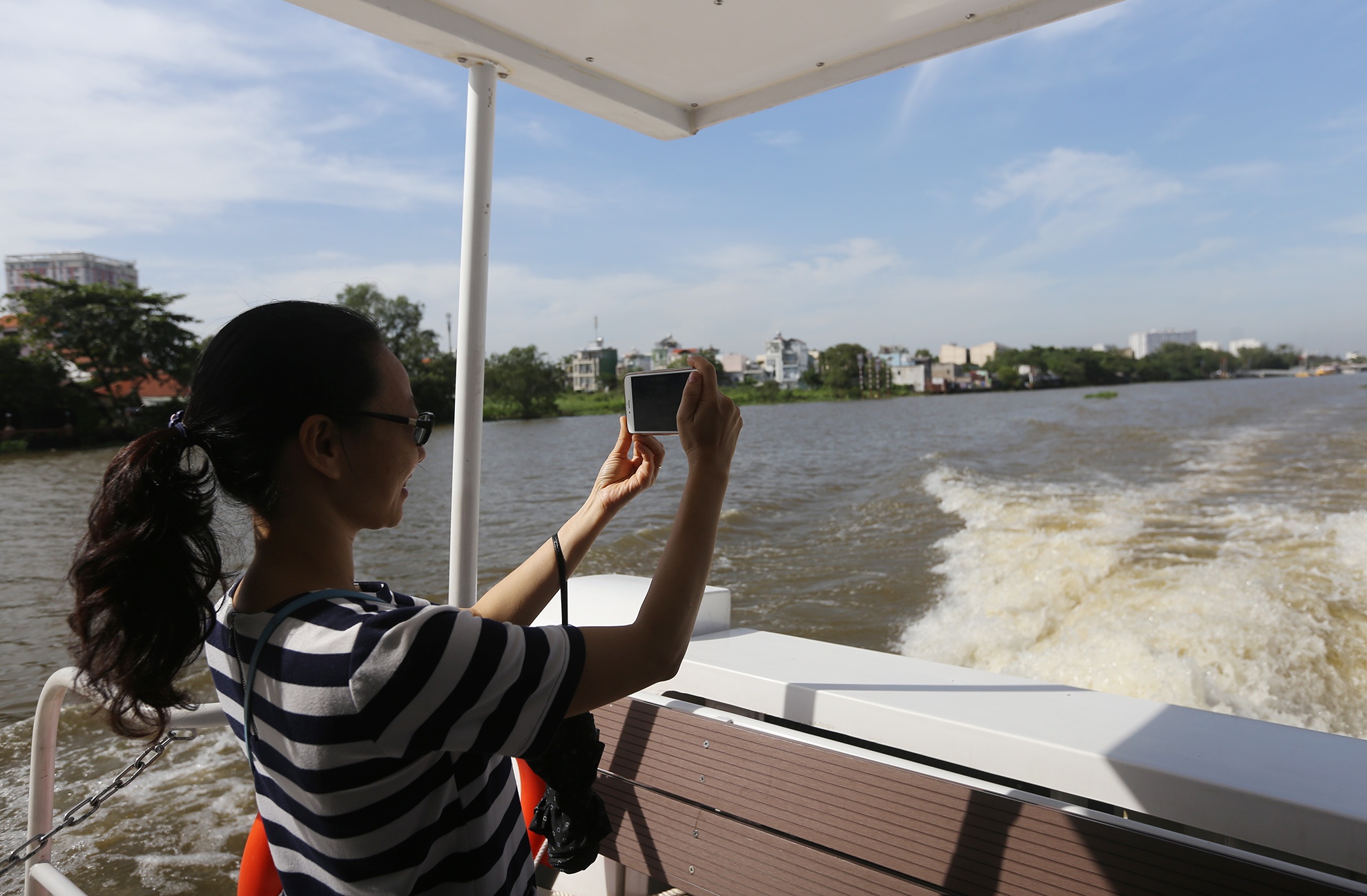 ngay dau van hanh buyt song o Sai Gon anh 14