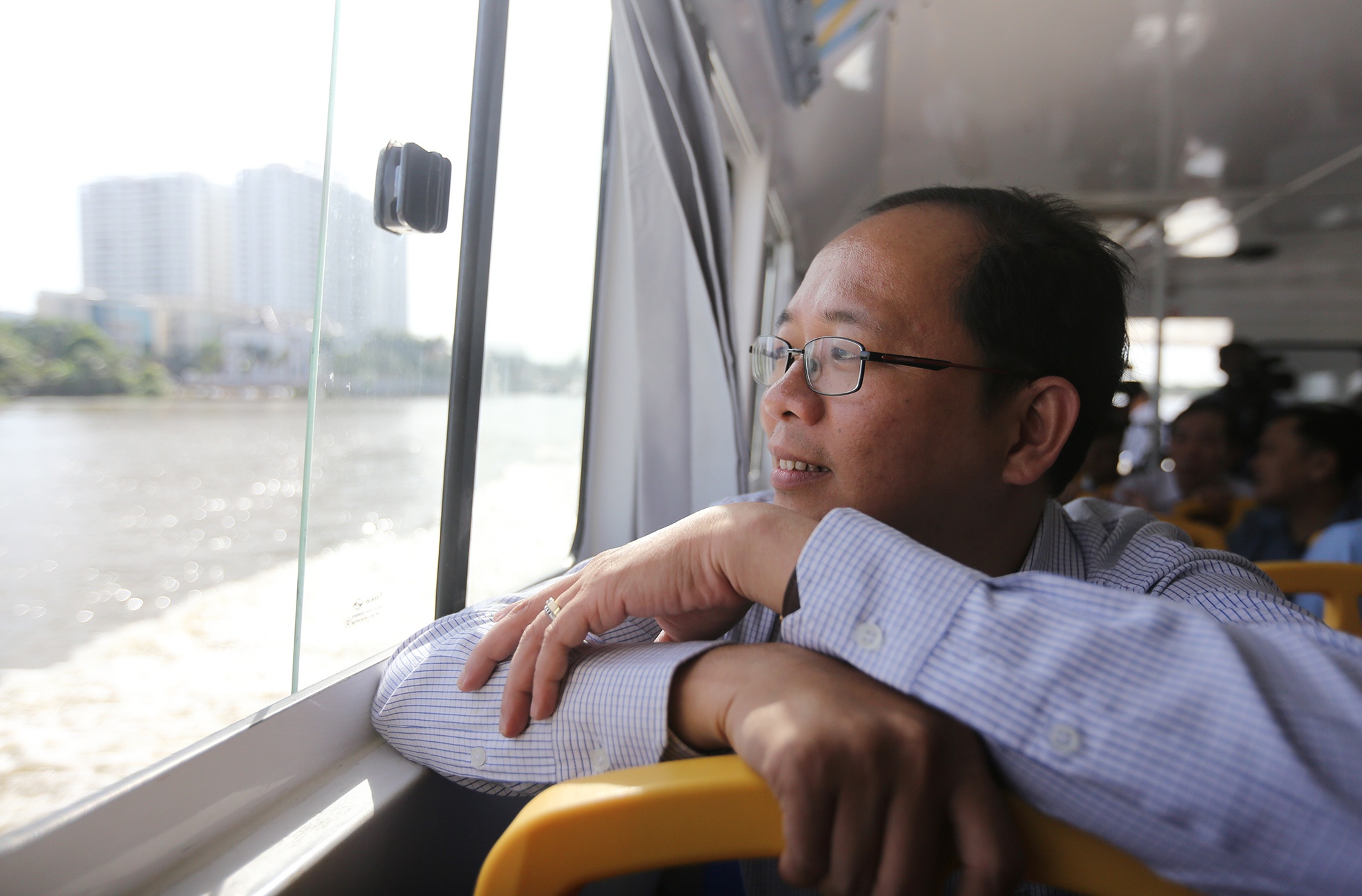 ngay dau van hanh buyt song o Sai Gon anh 15