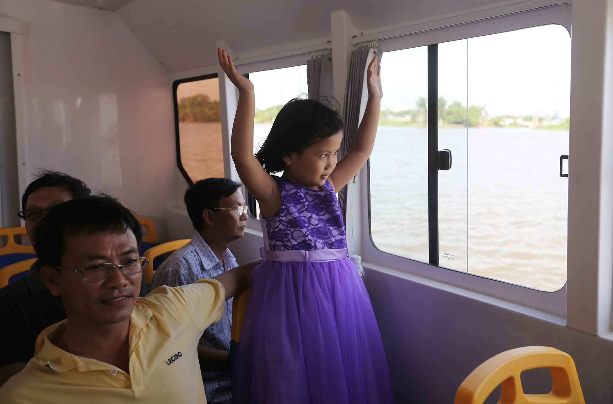 ngay dau van hanh buyt song o Sai Gon anh 16