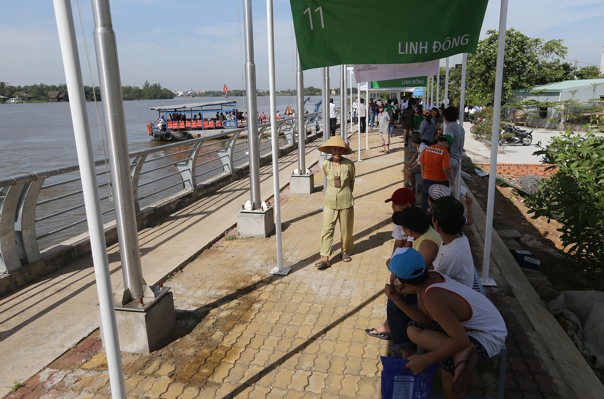 ngay dau van hanh buyt song o Sai Gon anh 20