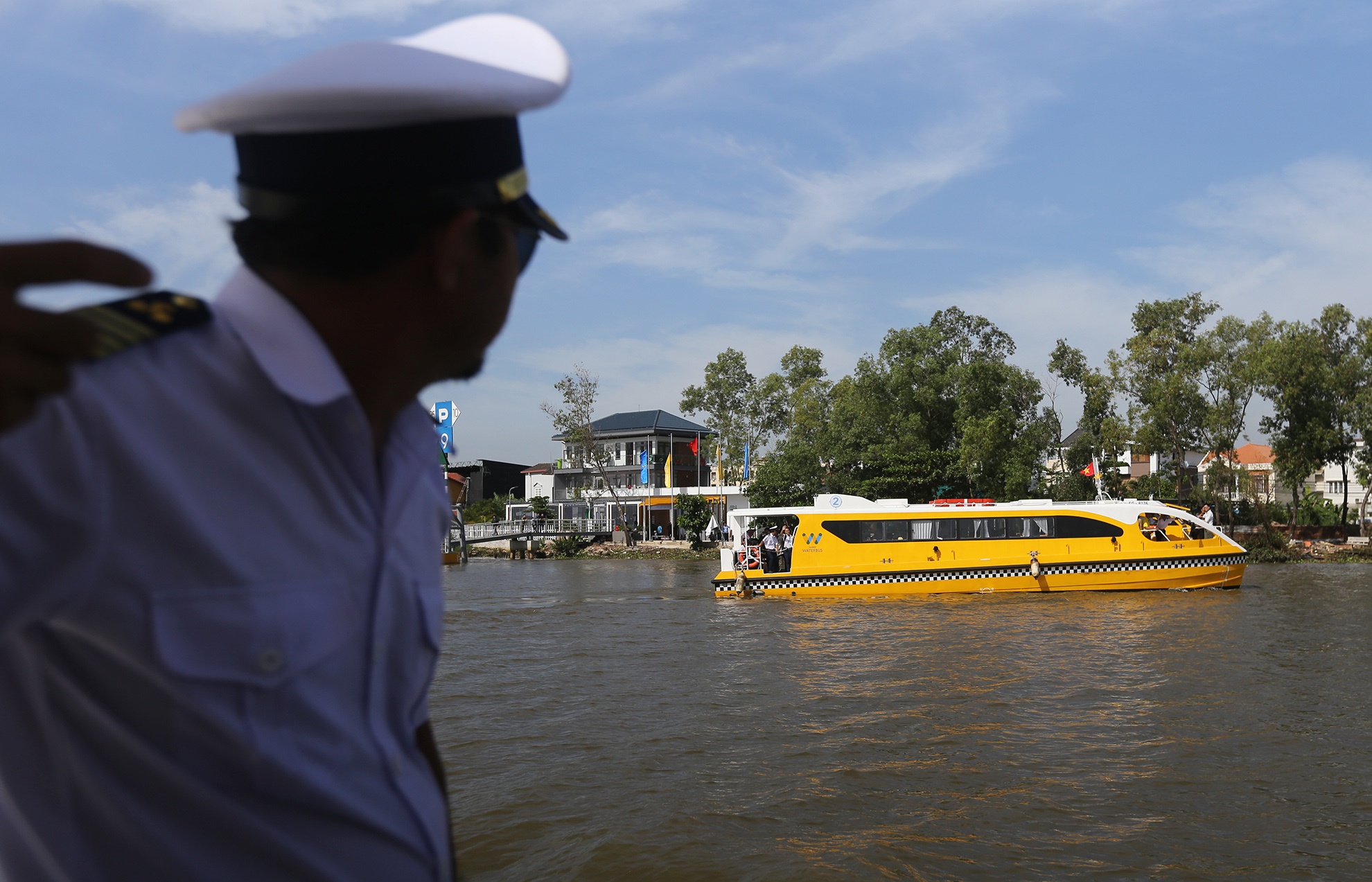 ngay dau van hanh buyt song o Sai Gon anh 21
