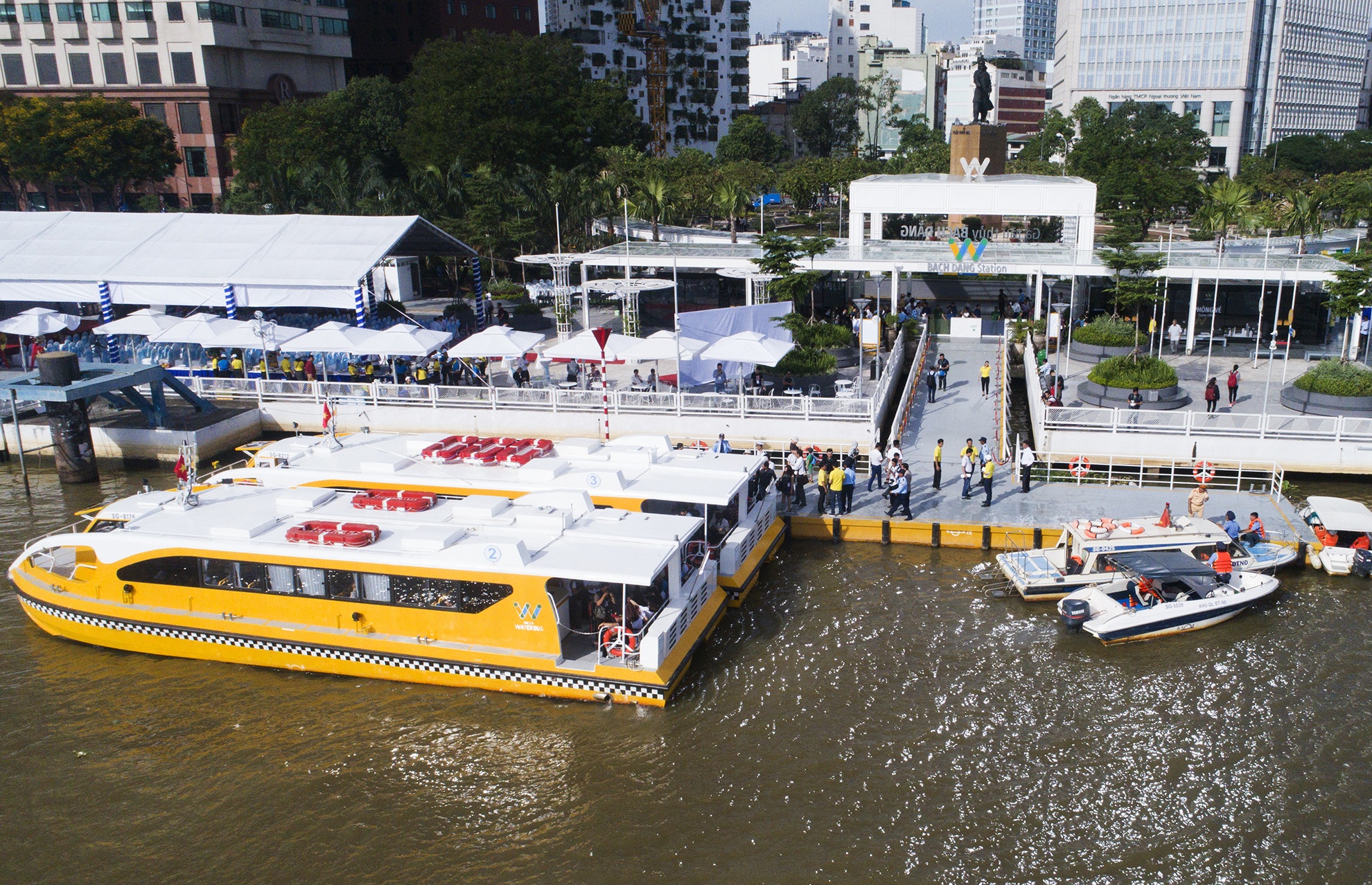 ngay dau van hanh buyt song o Sai Gon anh 3