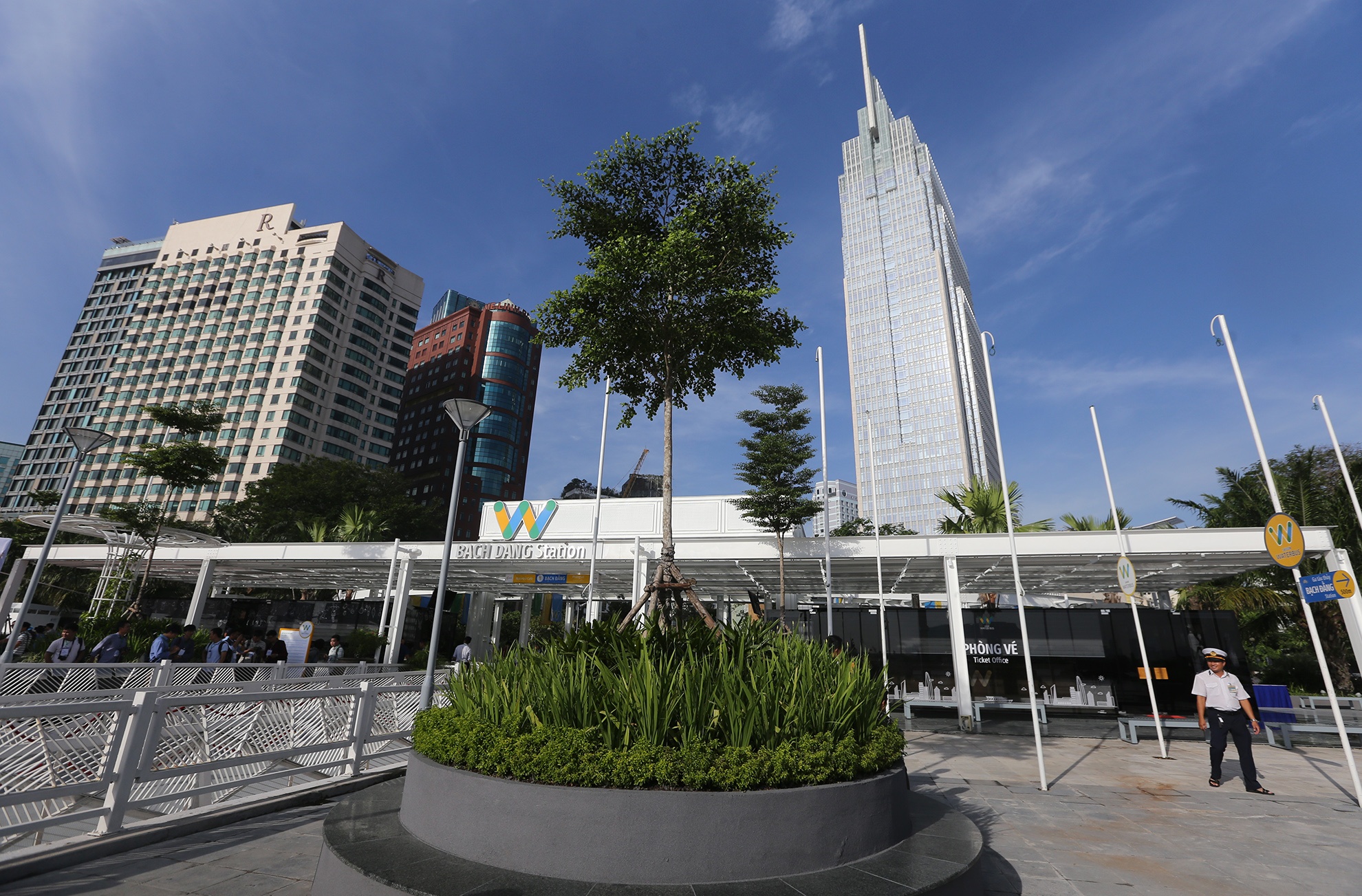 ngay dau van hanh buyt song o Sai Gon anh 4