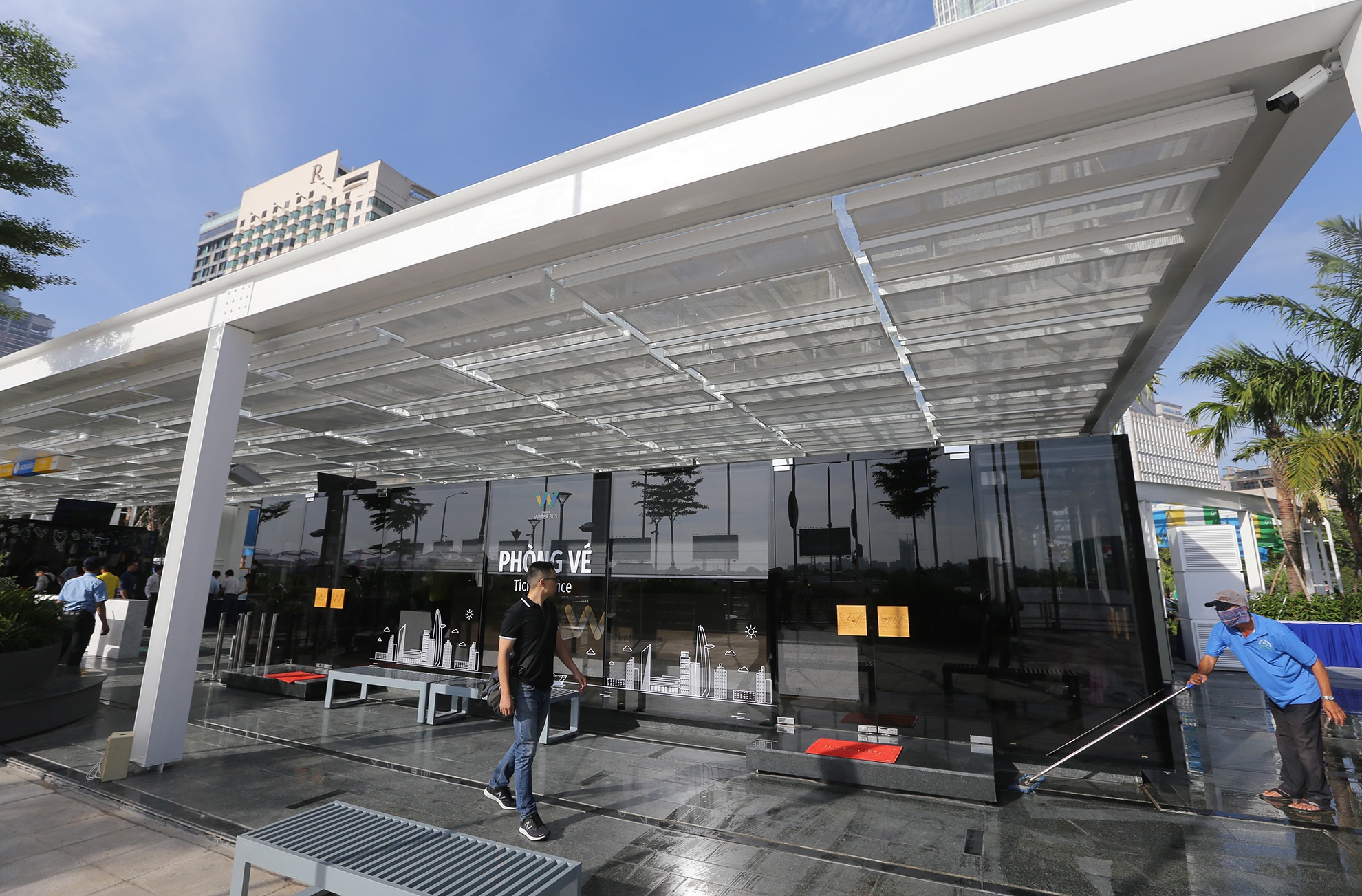 ngay dau van hanh buyt song o Sai Gon anh 5