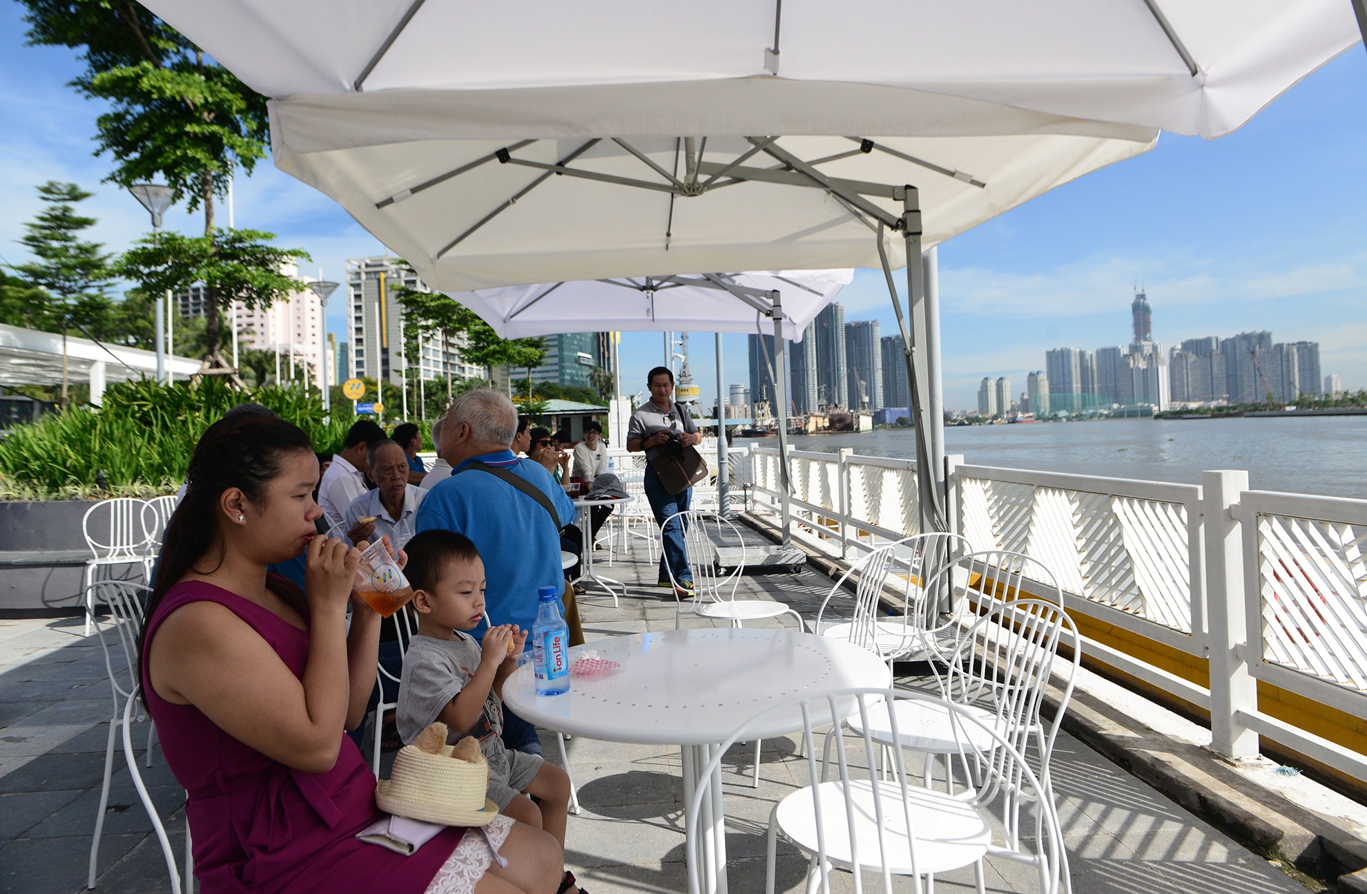 ngay dau van hanh buyt song o Sai Gon anh 7