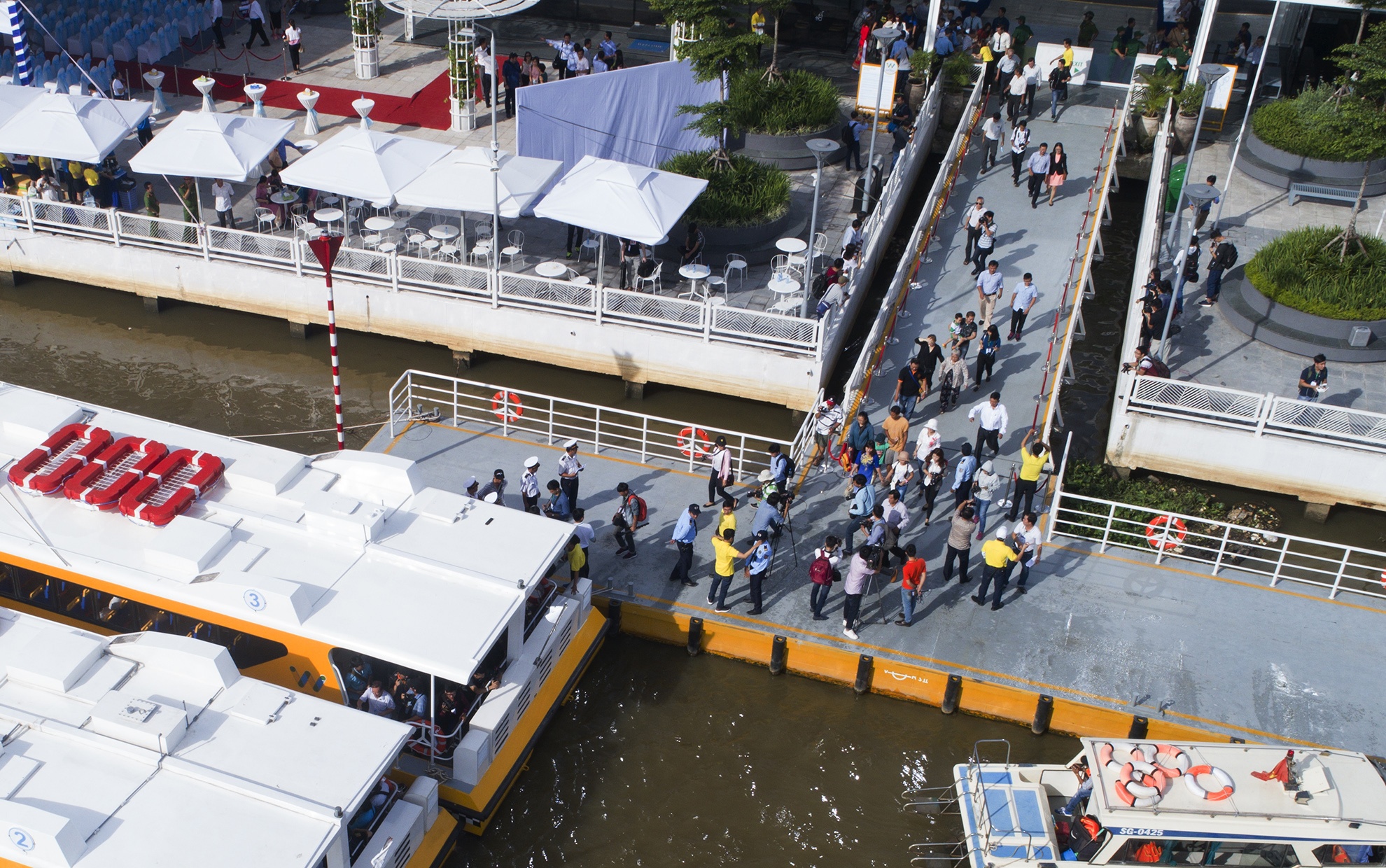 ngay dau van hanh buyt song o Sai Gon anh 10