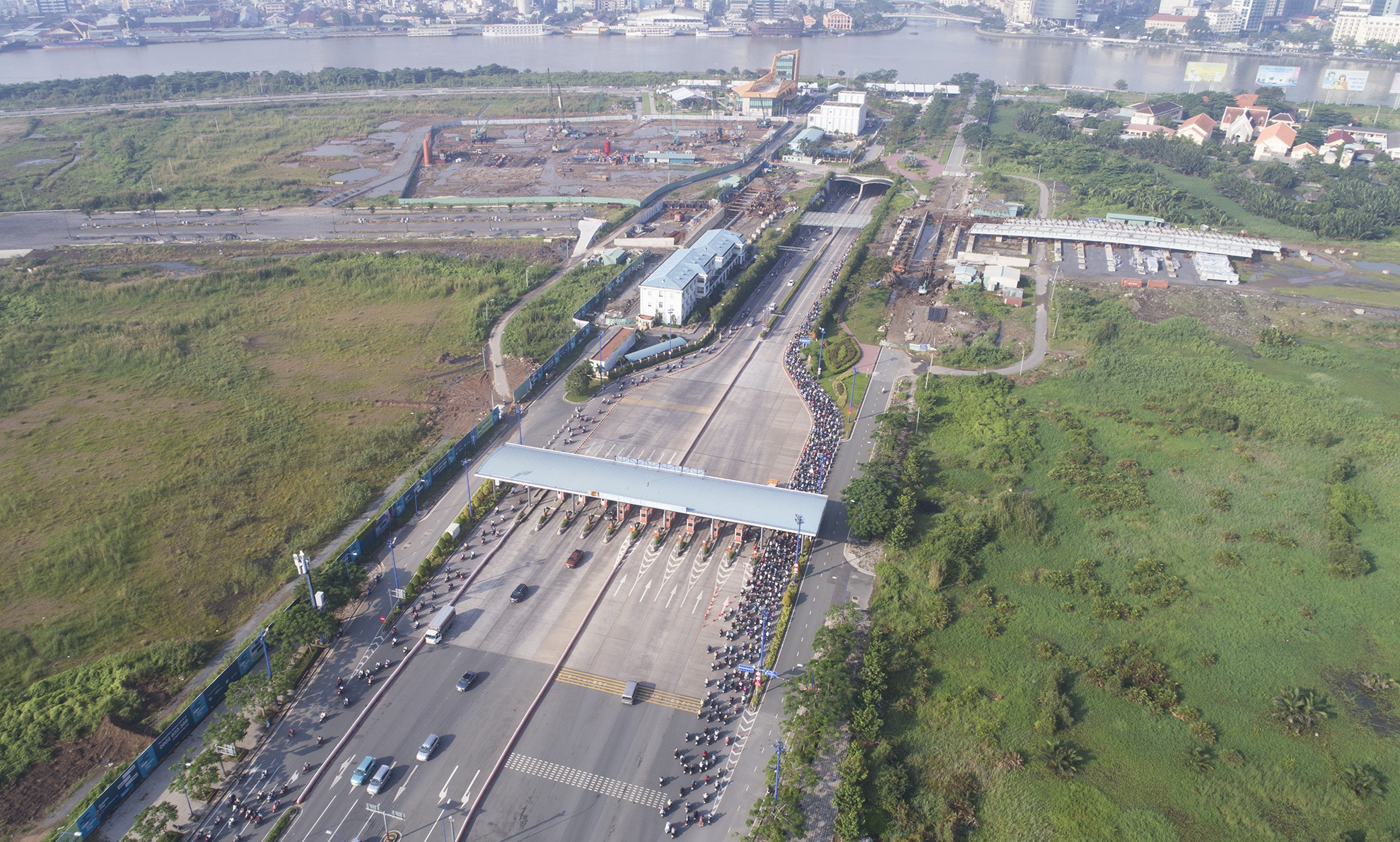 xe co chon chan hang ngay truoc cua ham Thu Thiem anh 39