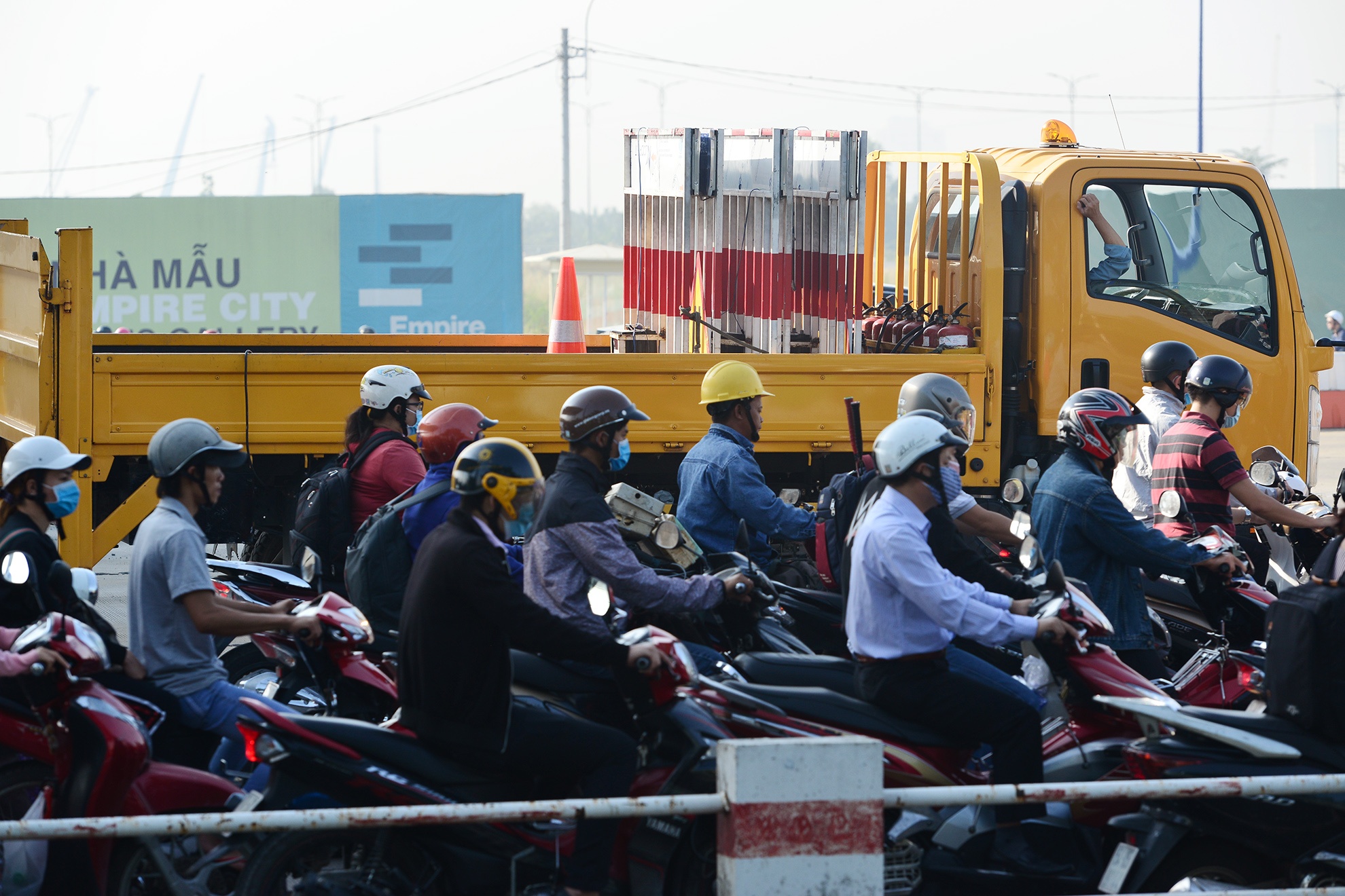 xe co chon chan hang ngay truoc cua ham Thu Thiem anh 11