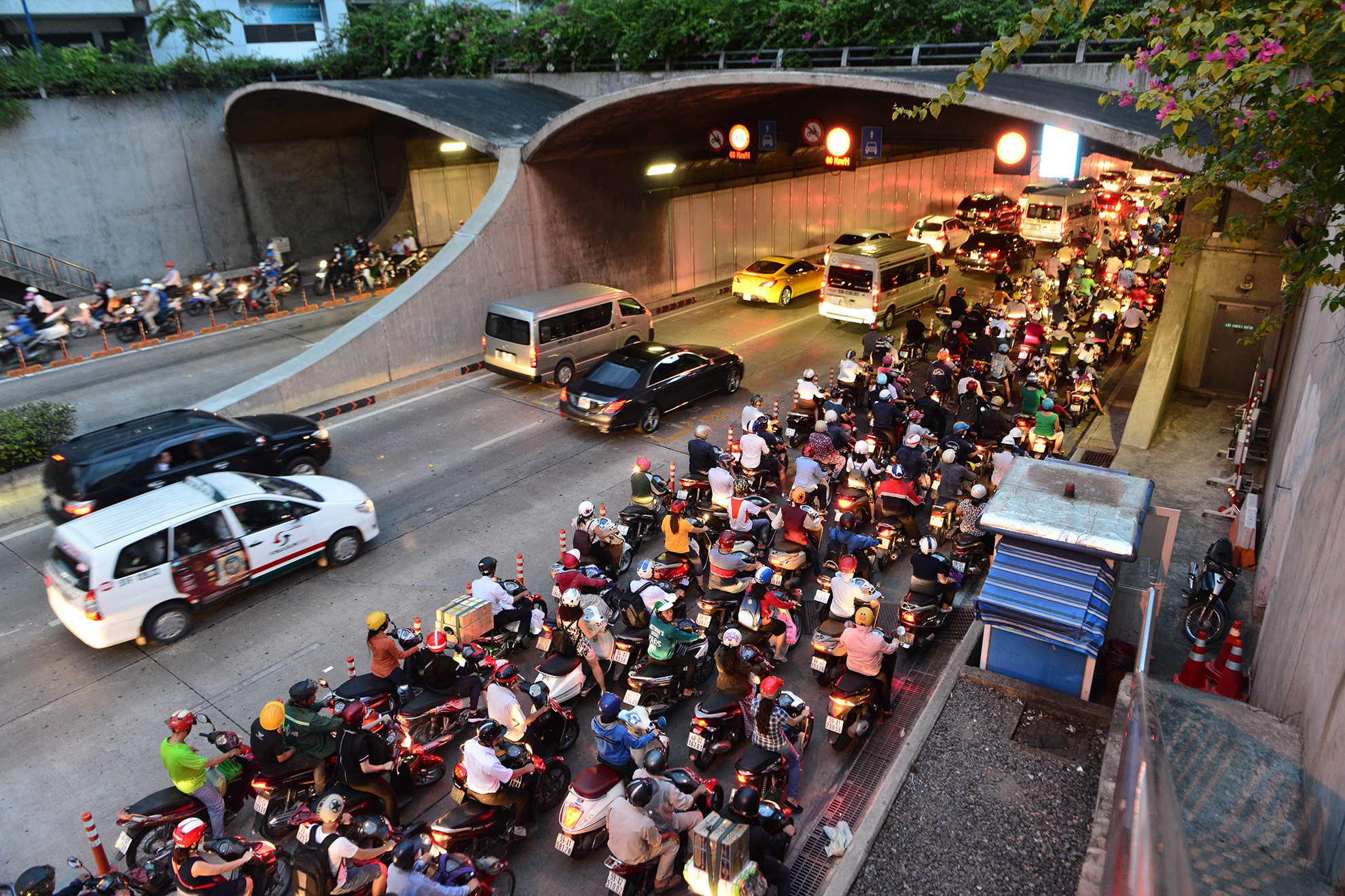 xe co chon chan hang ngay truoc cua ham Thu Thiem anh 41