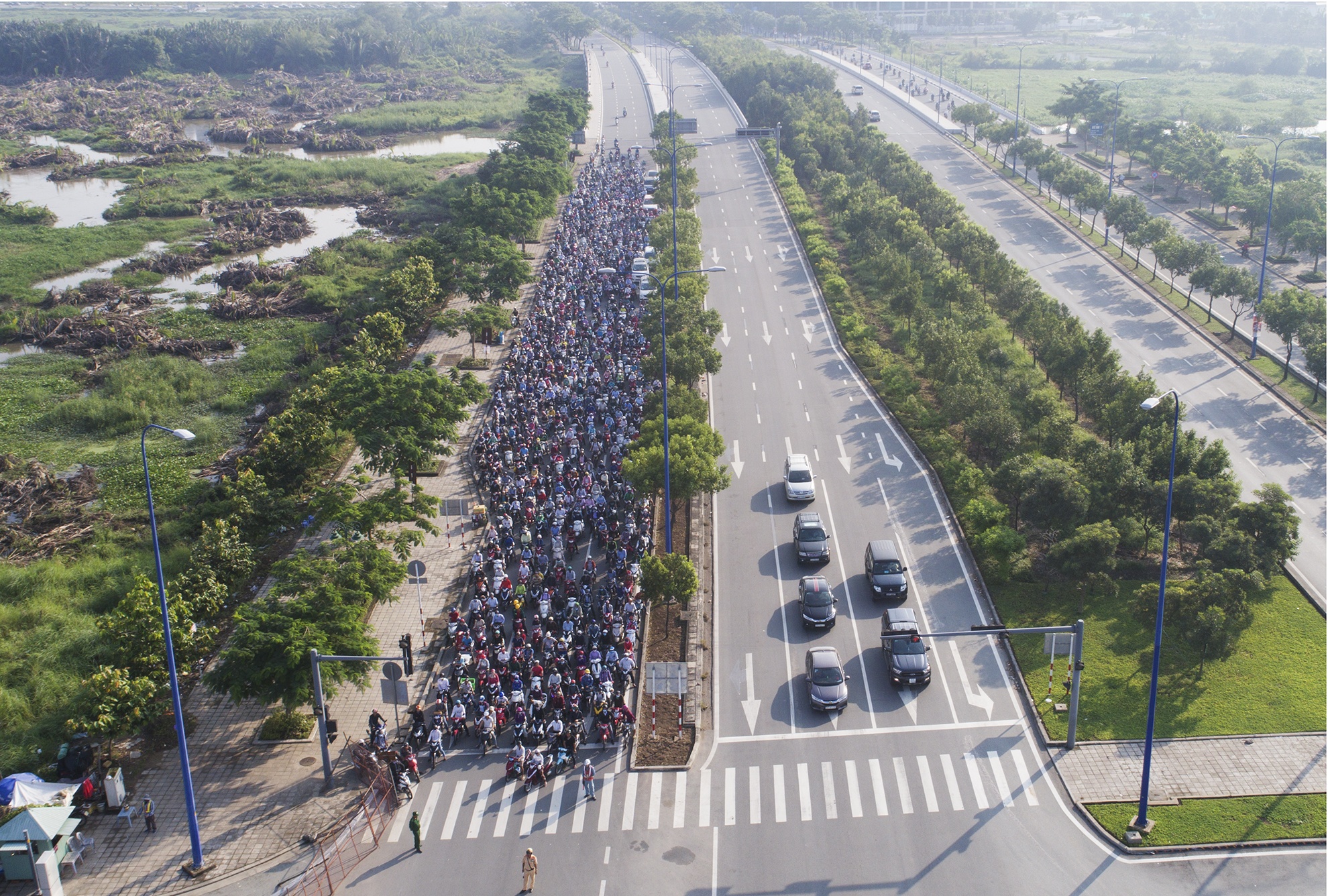 xe co chon chan hang ngay truoc cua ham Thu Thiem anh 6