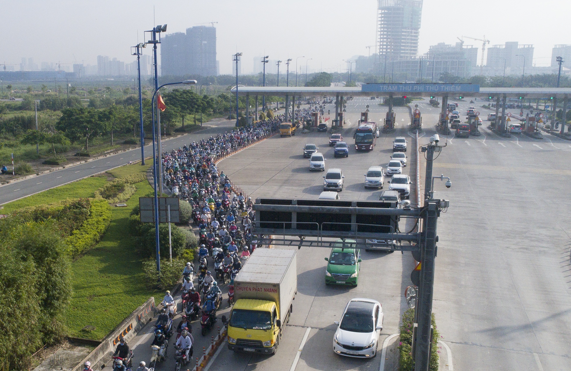 xe co chon chan hang ngay truoc cua ham Thu Thiem anh 13