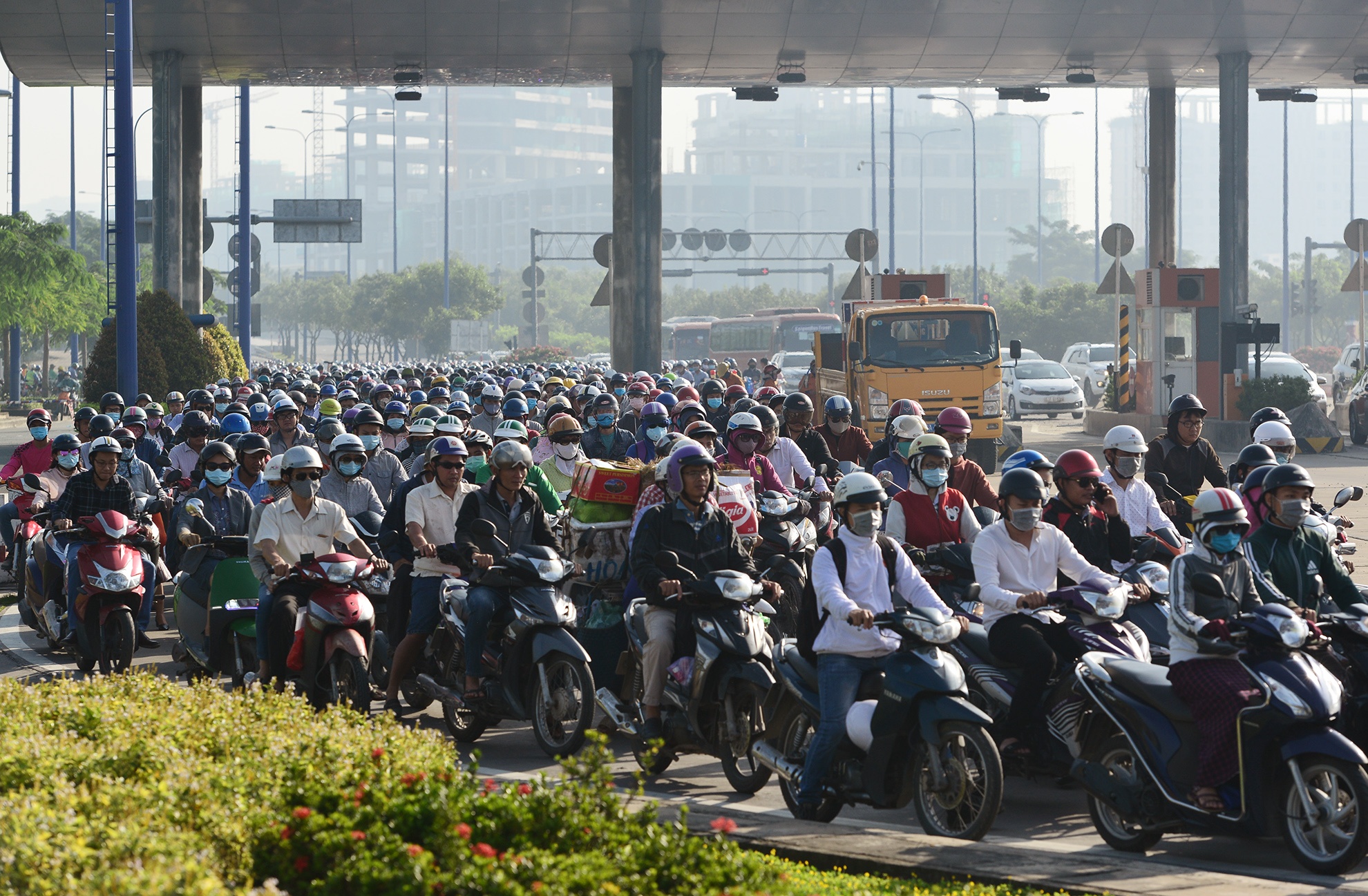 xe co chon chan hang ngay truoc cua ham Thu Thiem anh 8