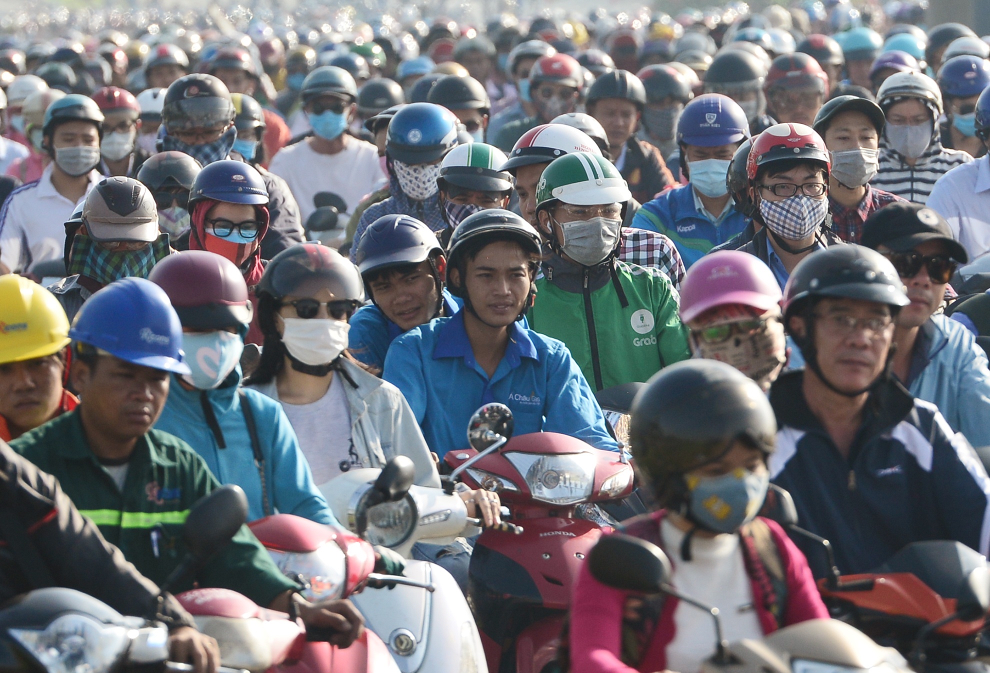 xe co chon chan hang ngay truoc cua ham Thu Thiem anh 9