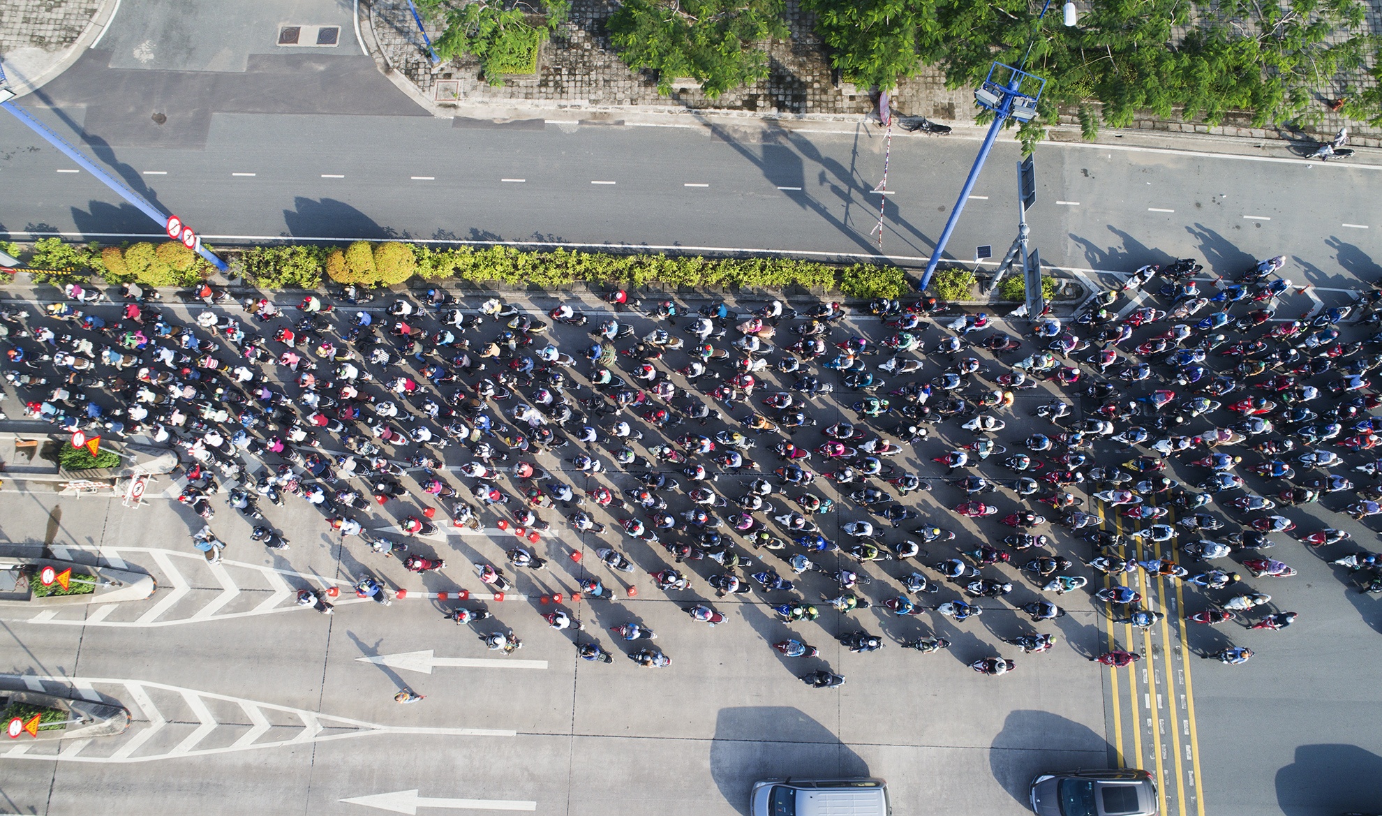 xe co chon chan hang ngay truoc cua ham Thu Thiem anh 10