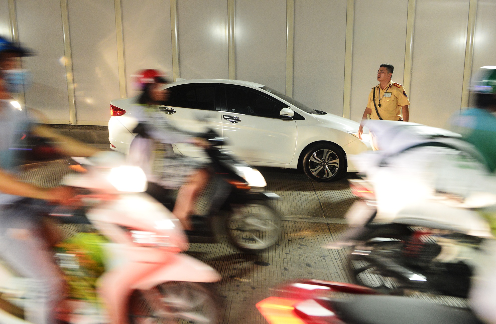 xe co chon chan hang ngay truoc cua ham Thu Thiem anh 16