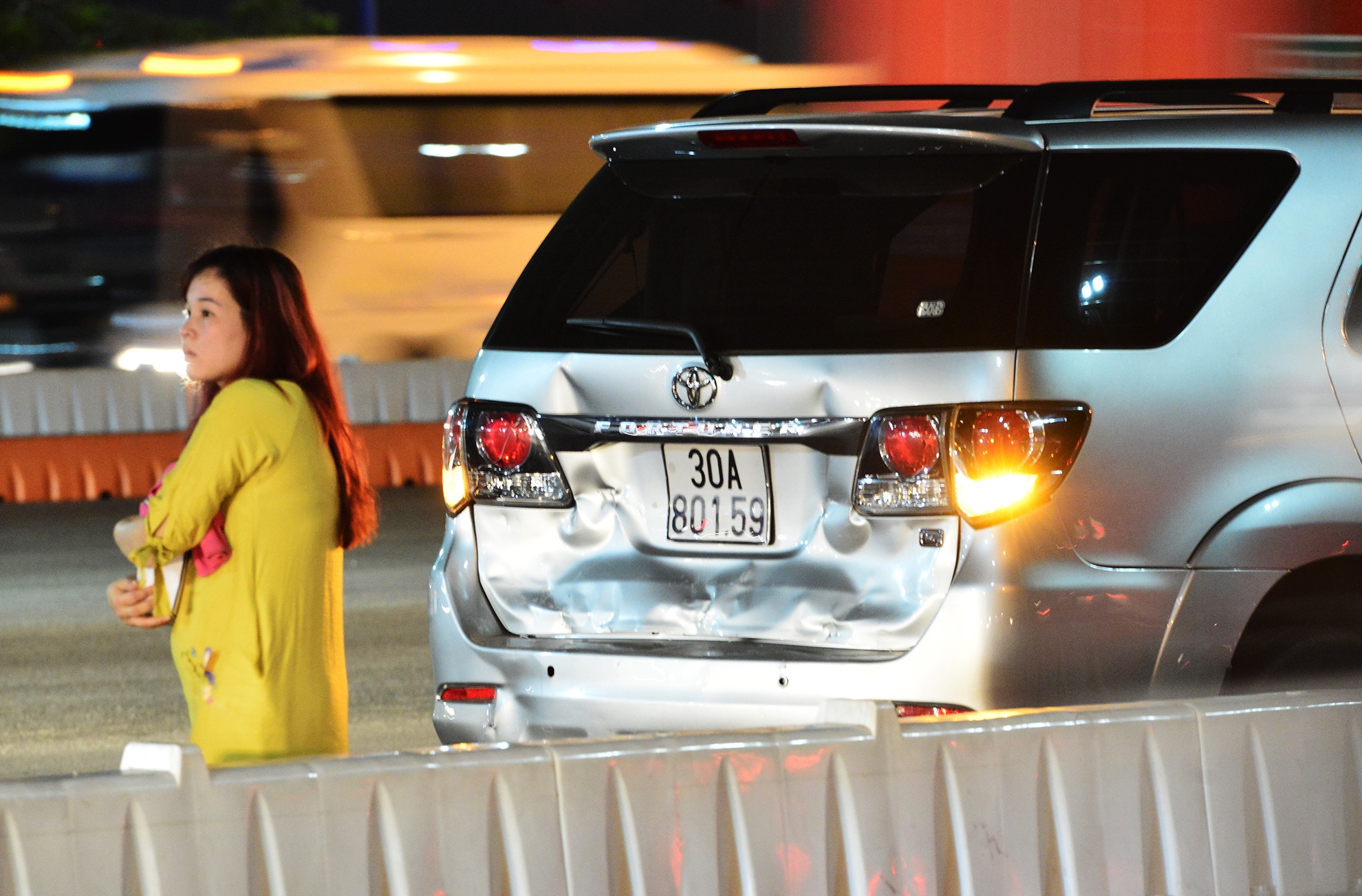 xe co chon chan hang ngay truoc cua ham Thu Thiem anh 17