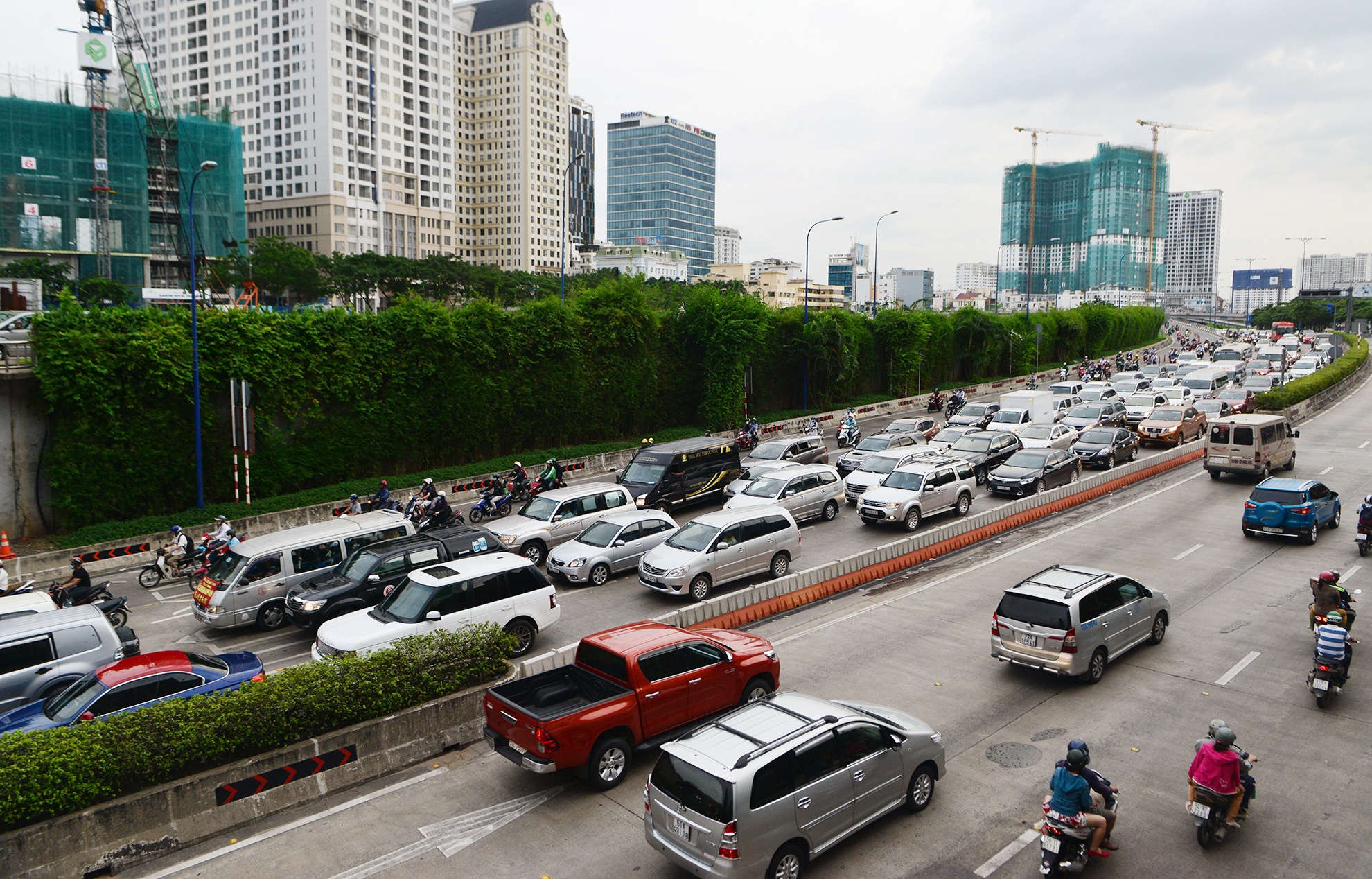 xe co chon chan hang ngay truoc cua ham Thu Thiem anh 18