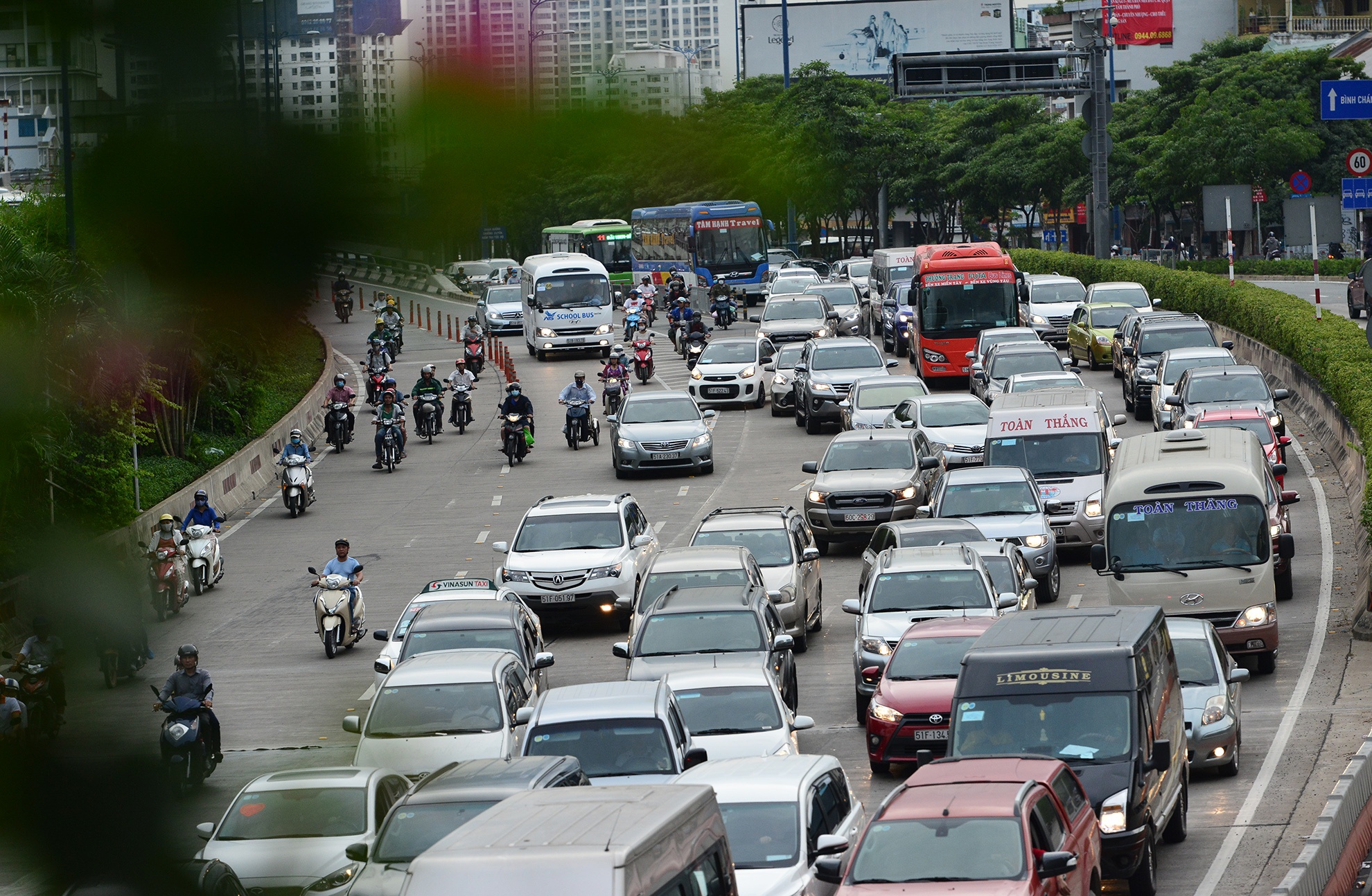 xe co chon chan hang ngay truoc cua ham Thu Thiem anh 19