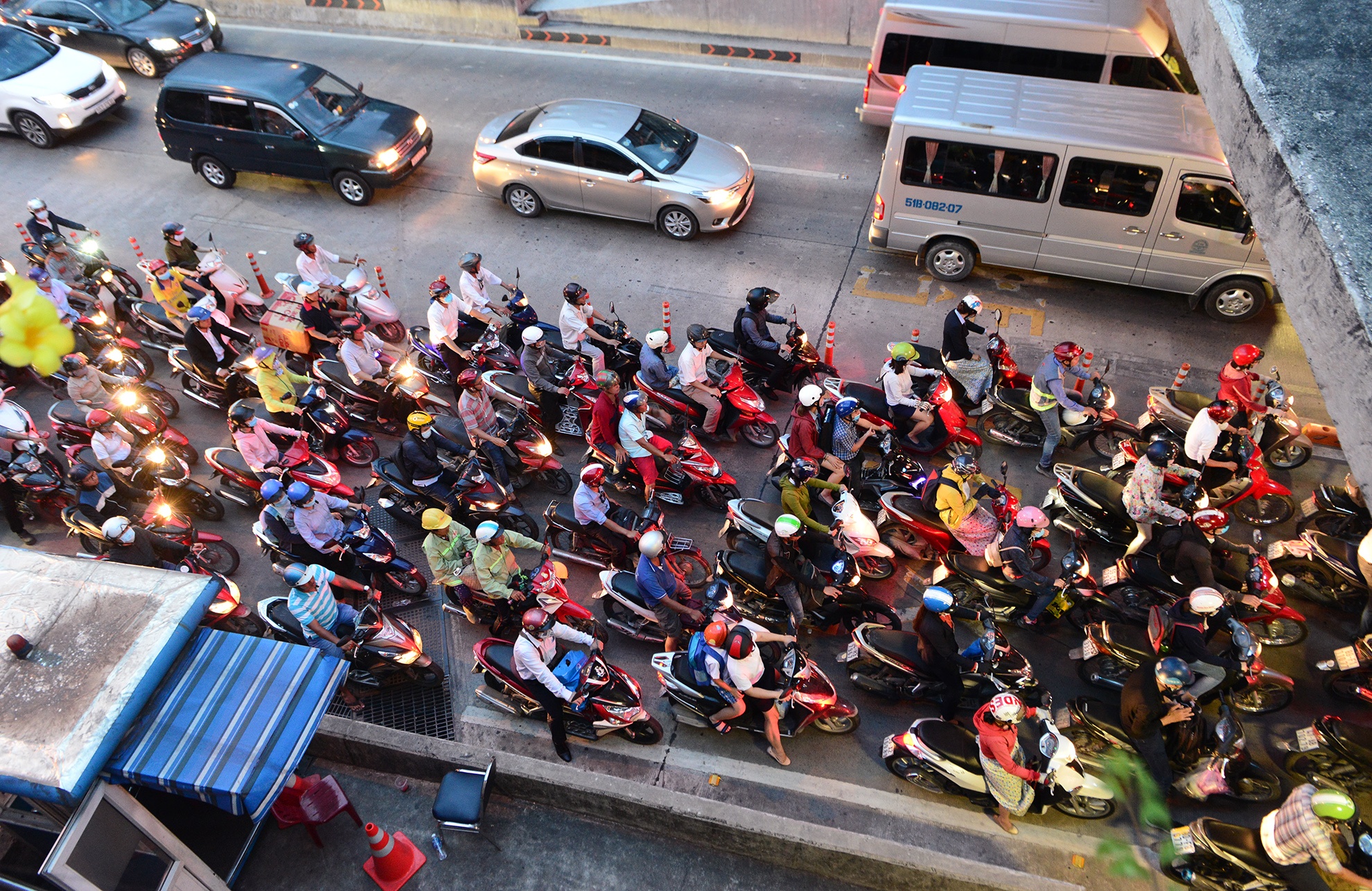 xe co chon chan hang ngay truoc cua ham Thu Thiem anh 20