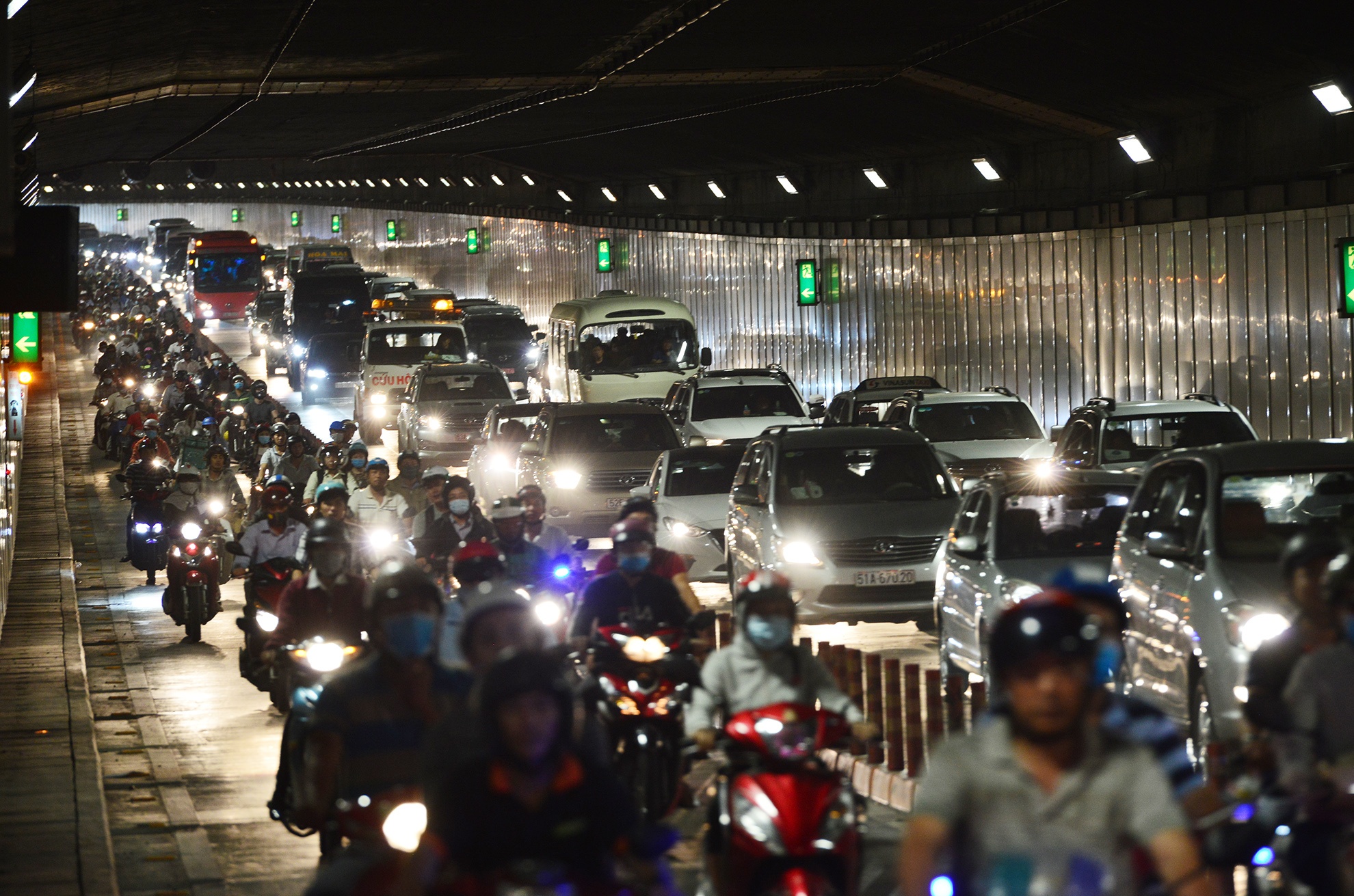 xe co chon chan hang ngay truoc cua ham Thu Thiem anh 21