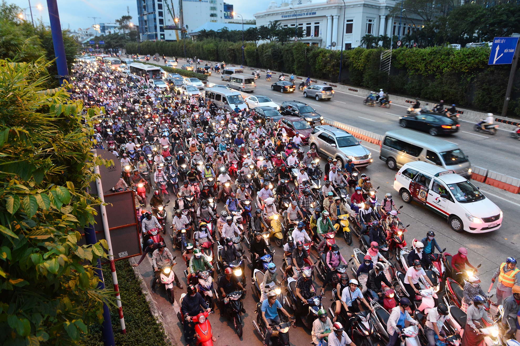 xe co chon chan hang ngay truoc cua ham Thu Thiem anh 23