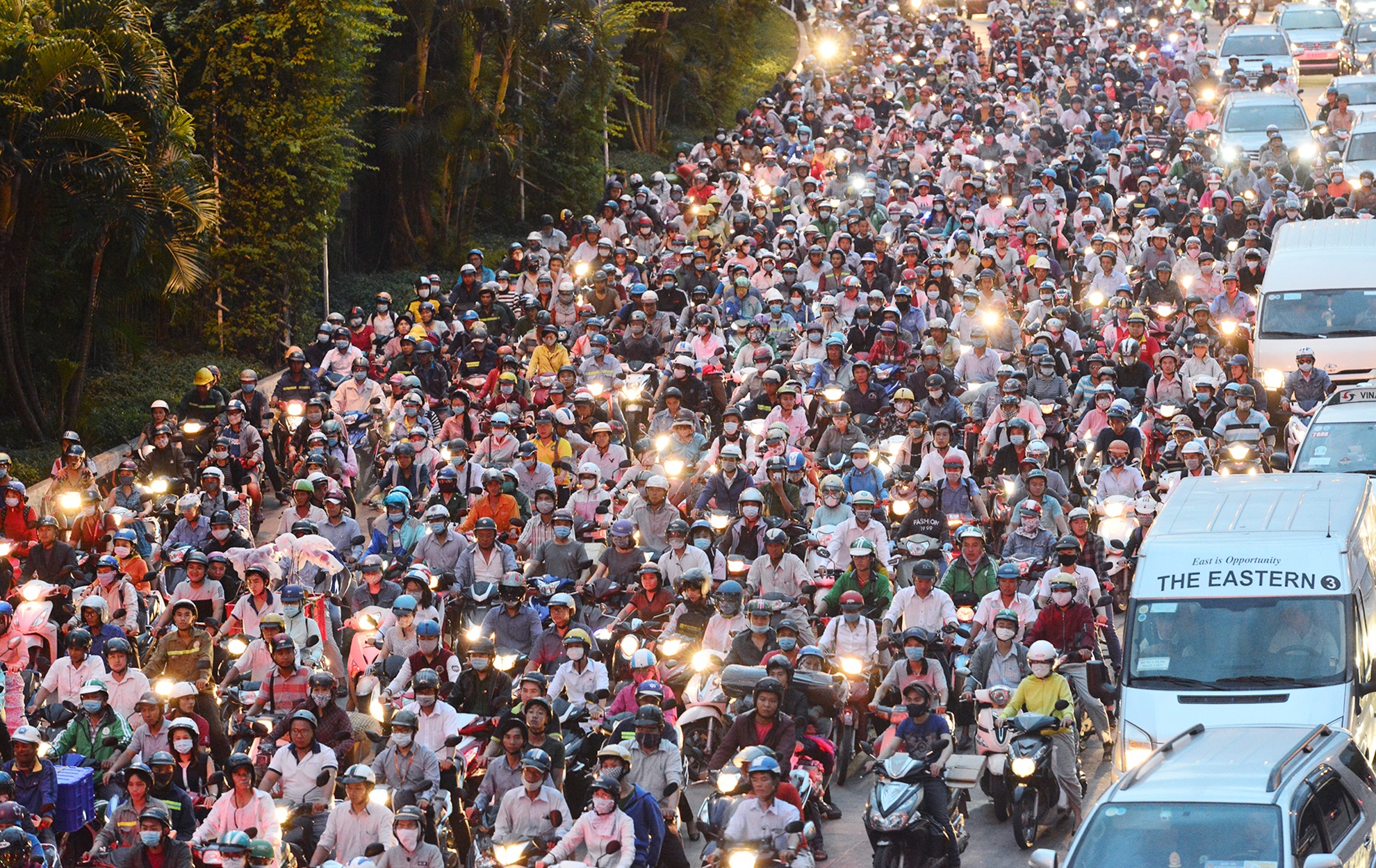 Canh xe co chen nhau vao ham song Sai Gon hinh anh