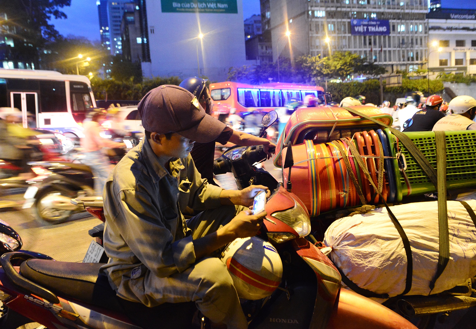 xe co chon chan hang ngay truoc cua ham Thu Thiem anh 30