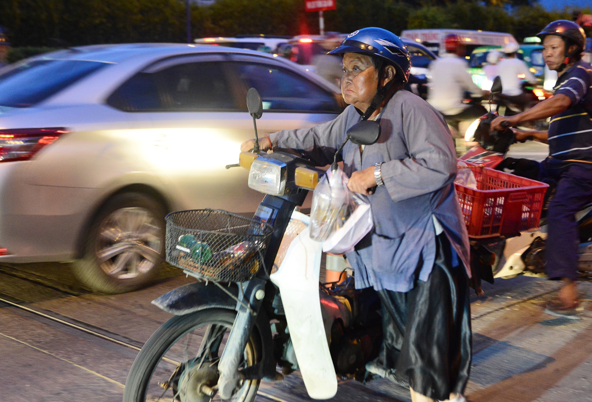 xe co chon chan hang ngay truoc cua ham Thu Thiem anh 31