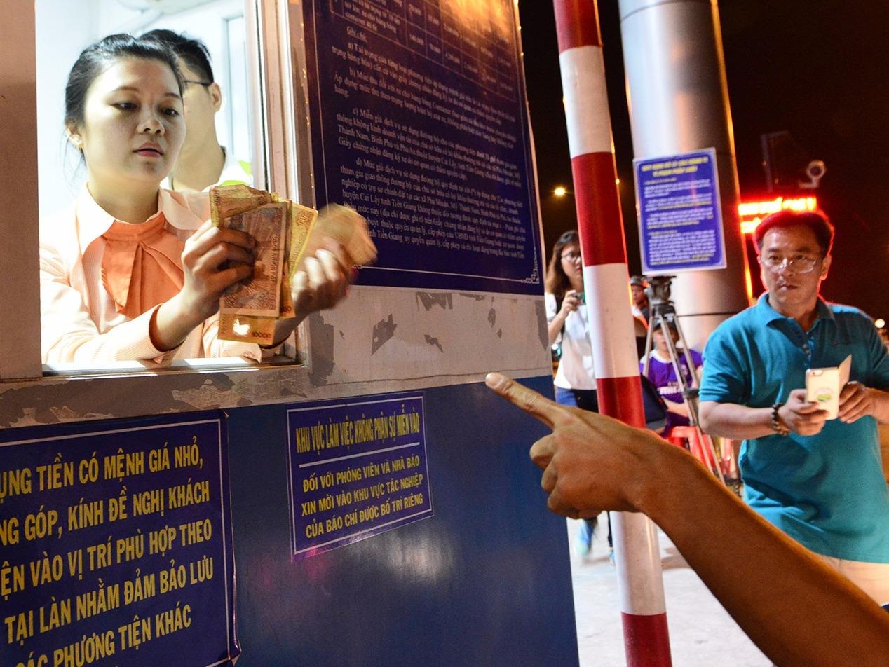 Canh trai khoay o tram thu phi Cai Lay luc nua dem hinh anh