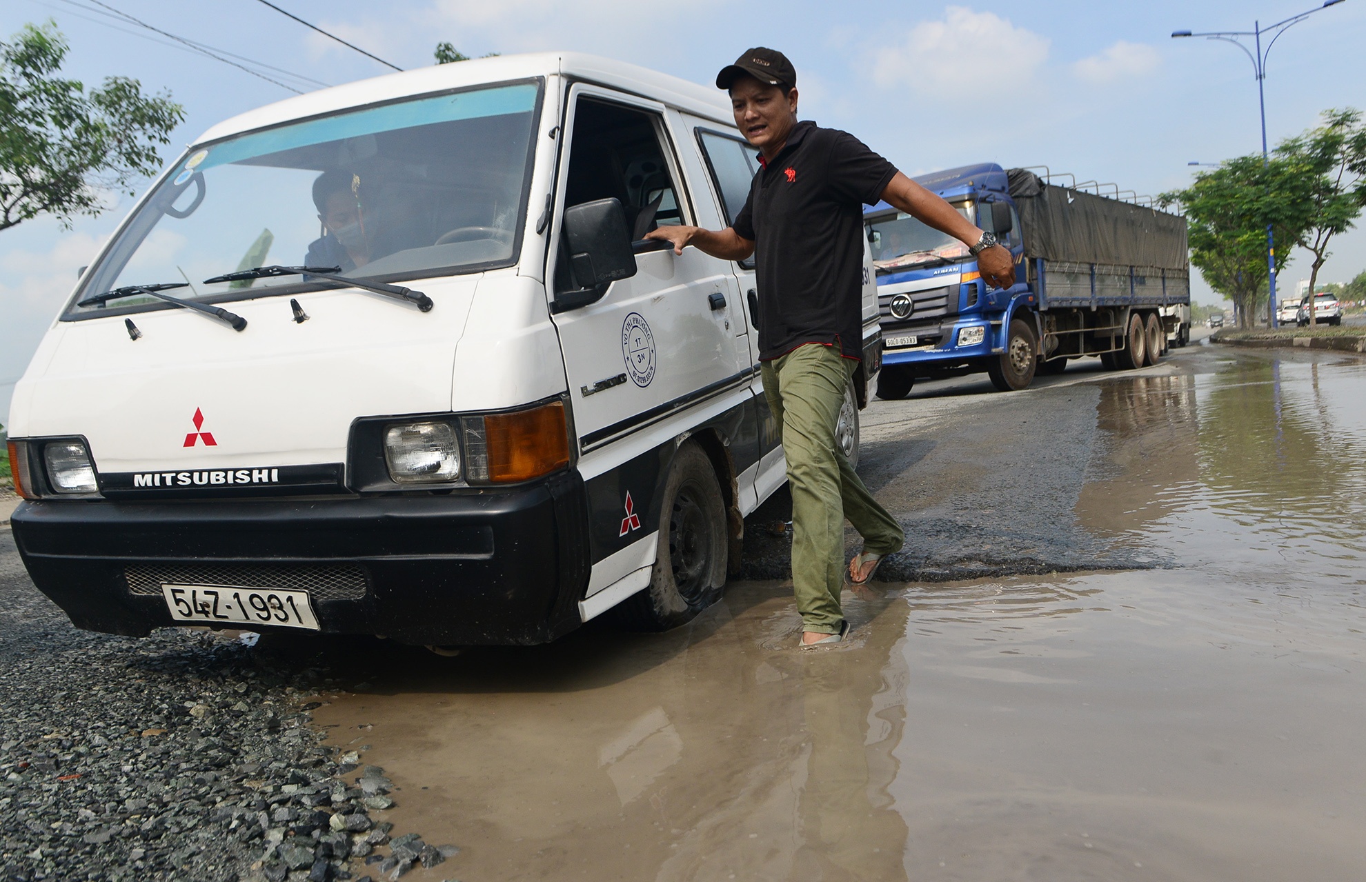 Ho sau de doa tai xe o duong noi Sai Gon - Long An hinh anh
