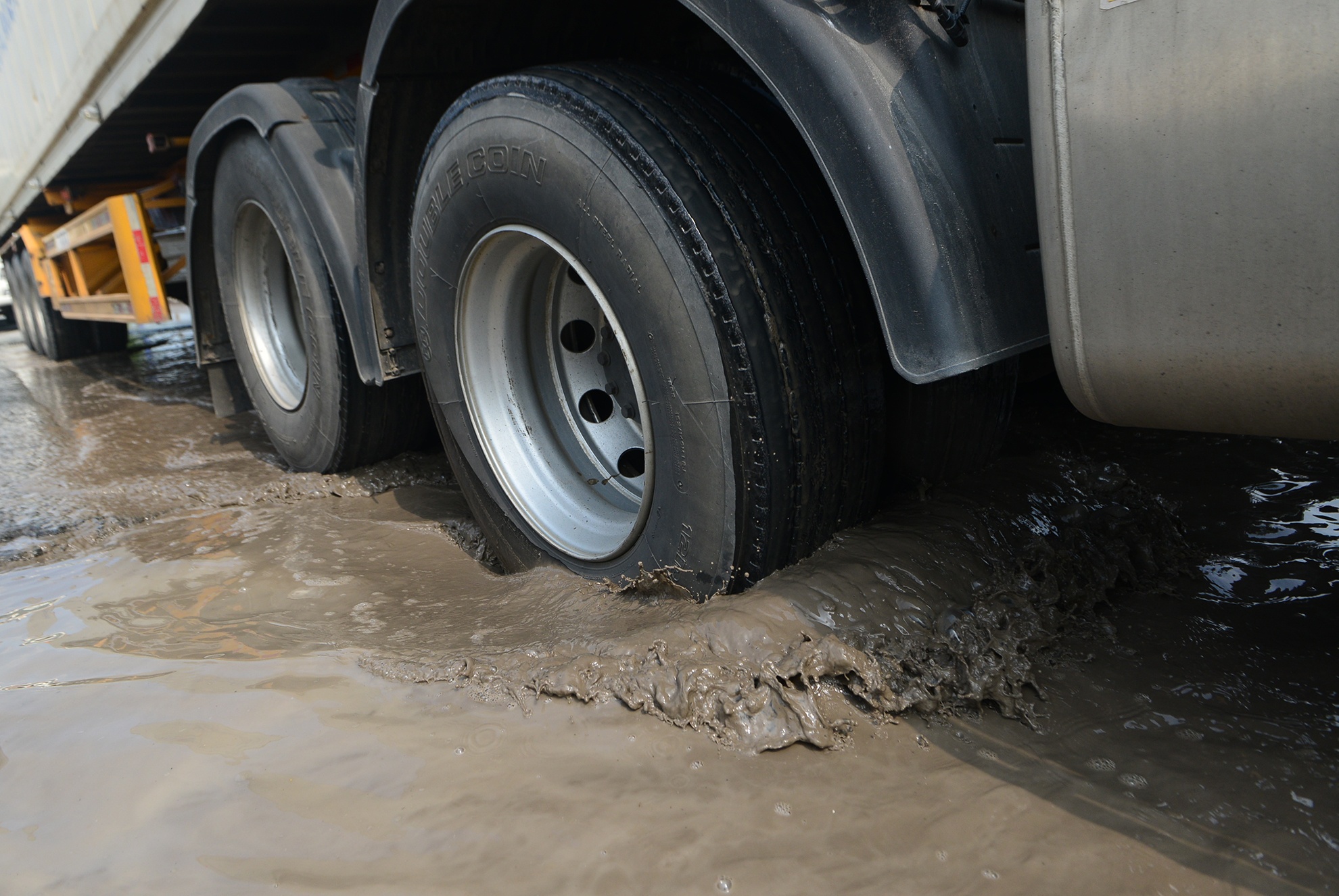 Can canh tuyen duong hong do khong co xe luu thong anh 11