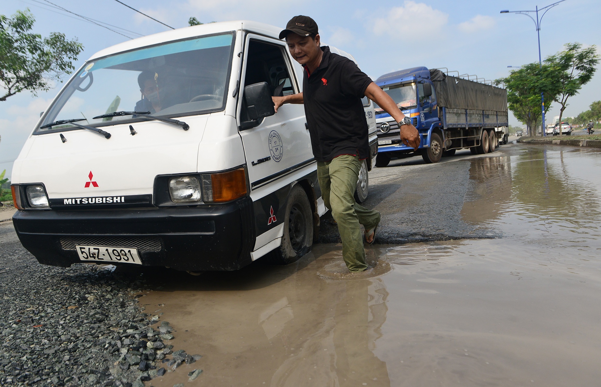 Can canh tuyen duong hong do khong co xe luu thong anh 12