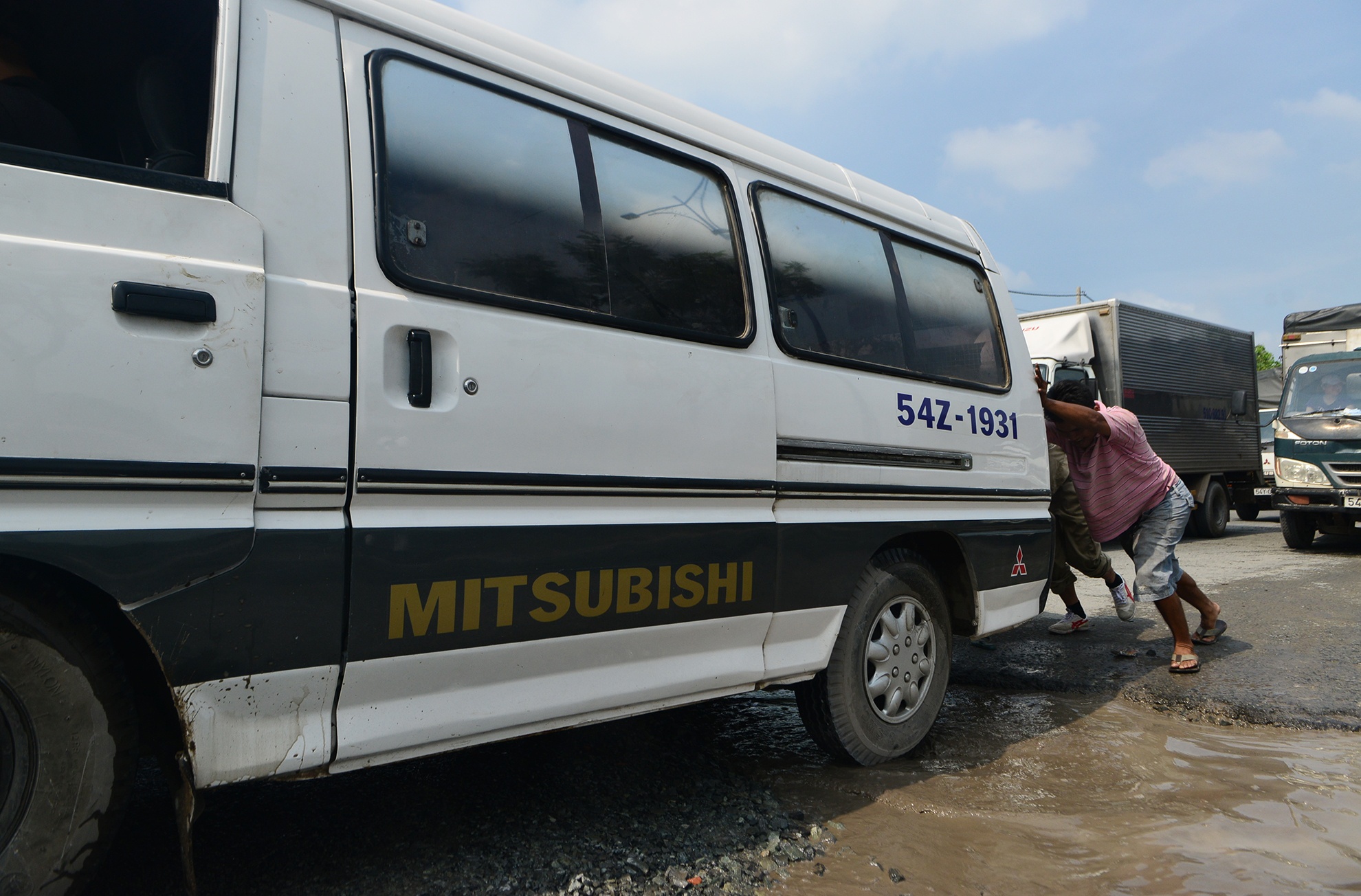 Can canh tuyen duong hong do khong co xe luu thong anh 13
