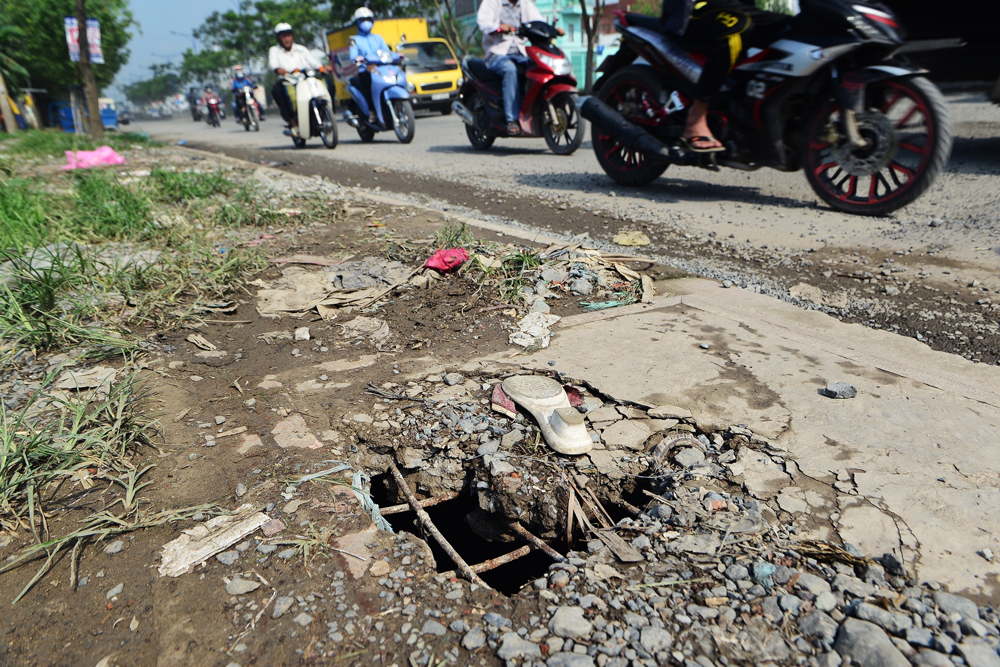 Can canh tuyen duong hong do khong co xe luu thong anh 16