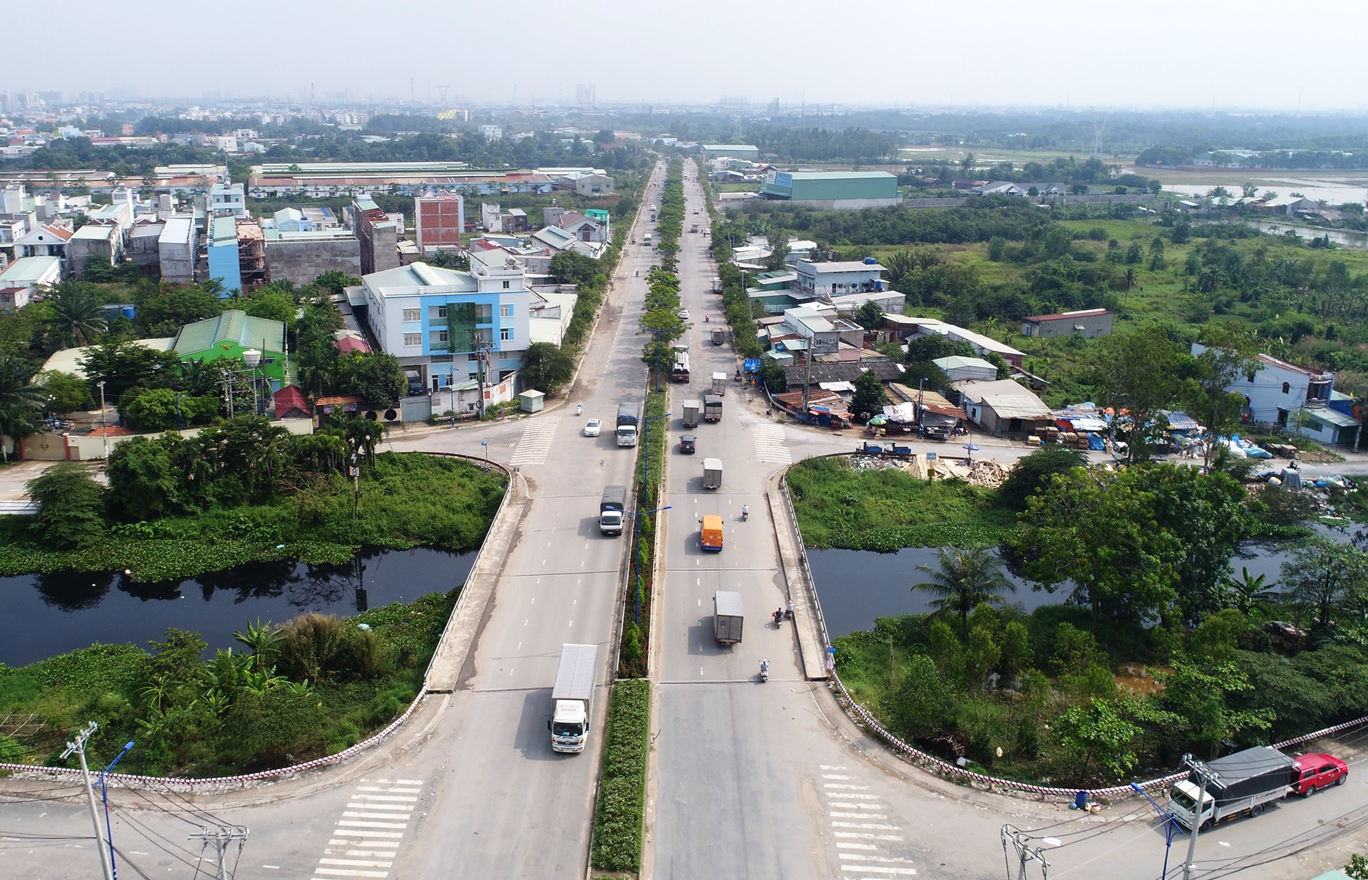 Can canh tuyen duong hong do khong co xe luu thong anh 2