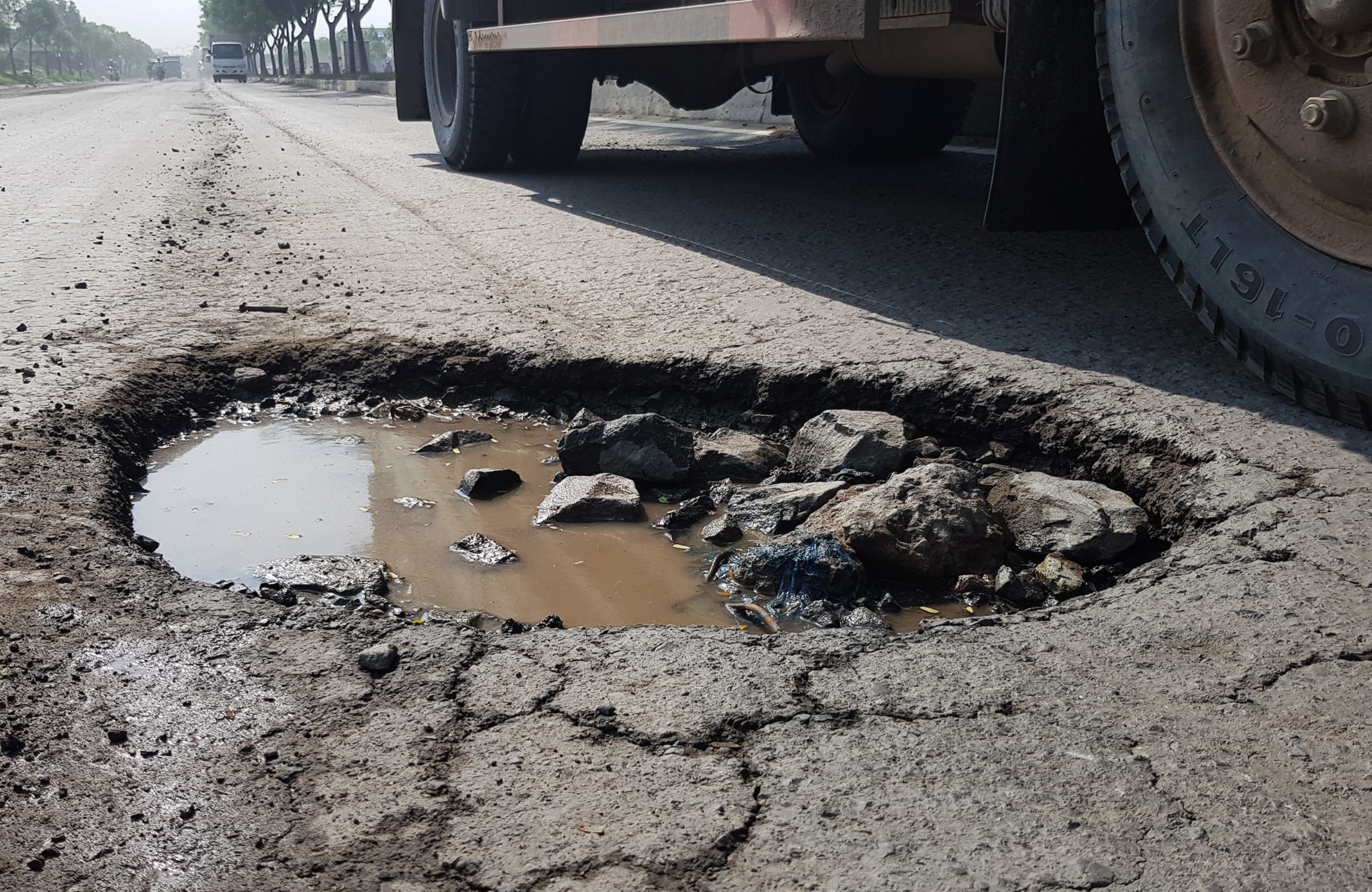 Can canh tuyen duong hong do khong co xe luu thong anh 6